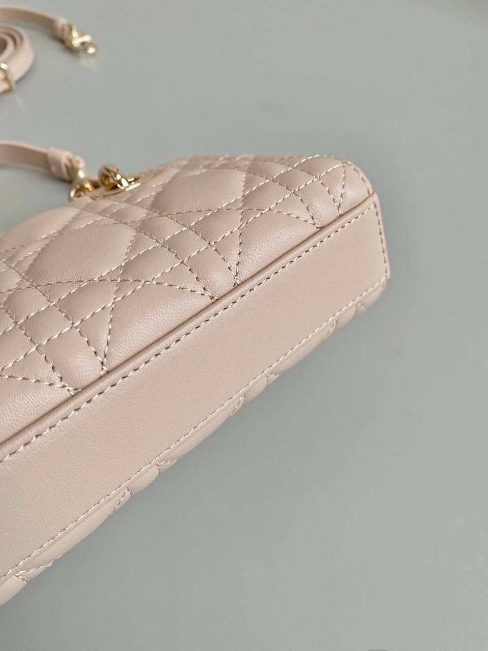 沙粉超迷你🤎🎀 𝗗𝗶𝗼𝗿 𝗗-𝗝𝗼𝘆 𝗯𝗮𝗴羊皮，新色 时尚果然就是轮回，回归了一把中古戴妃 长方包形，短链条➕细长肩带直接封神！！ 复古时髦感超强，真是什么场合都可以把住 绝对是lady中的天花板了，强势出圈啦姐妹们😍🤩 17.5×10.5×6cm