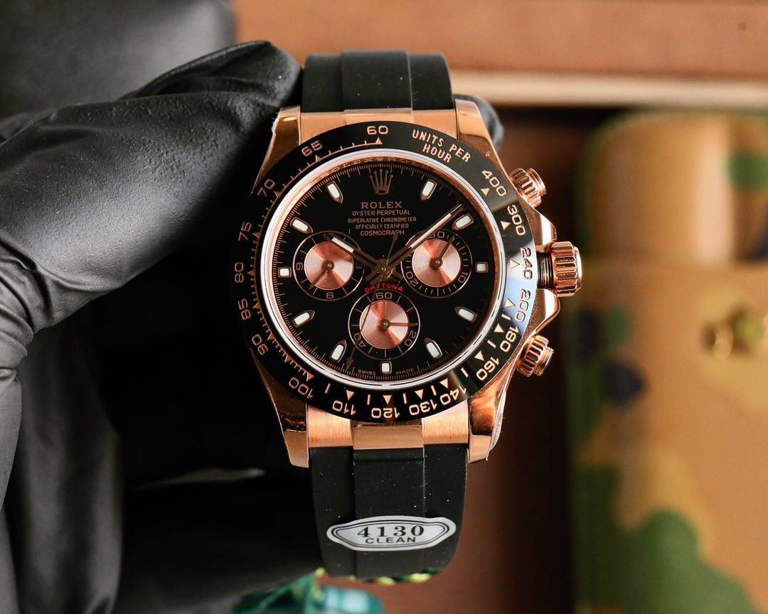 🔥 劳力士迪通拿🈶️最新版厚度12.2mm到货‼️ C厂开模一比一完美复刻！！！ 迪通拿尺寸:40mm×新12.2mm/老12.4mm 功能:时、分、秒、计时显示 1.迪通拿7750机芯腕表厚度按2023年最新表为12.2mm，旧款为12.4mm,市场其它版本7750假夹板机芯，通过压低针杆，改薄机芯厚度。稳定性极差，不能做到和正品一致。 2.采用7750一体机机芯，背后采用雕刻和电镀字体更加光亮。 3.钢带采用原AR厂。其次，表扣再次升级比例尺寸。 4.表壳更新底盖抛光亮面尺寸和牙边的弧度。 5.表针采用Buff工厂再度升级，三枚小秒针和大秒针，均按照单支定做且实心针套，针帽呈现蘑菇圆头状。 6.陶瓷圈再升级镀铂金膜字保持不变色，且更新字体粗细。 7.字面对照最新版白面，采用瑞士油墨加韩国陶瓷调制打磨做到有厚质感纯乳白色与原版无色差。告别市场之前发黑的“死白”色。 8.刻度字钉每粒独立CNC雕刻而成，每粒手工打磨边缘。夜光采用瑞士夜光粉与正品无色差。最终效果是市场最接近原版发光视觉。 9.玻璃采用全通透蓝宝石，无边缘视觉。