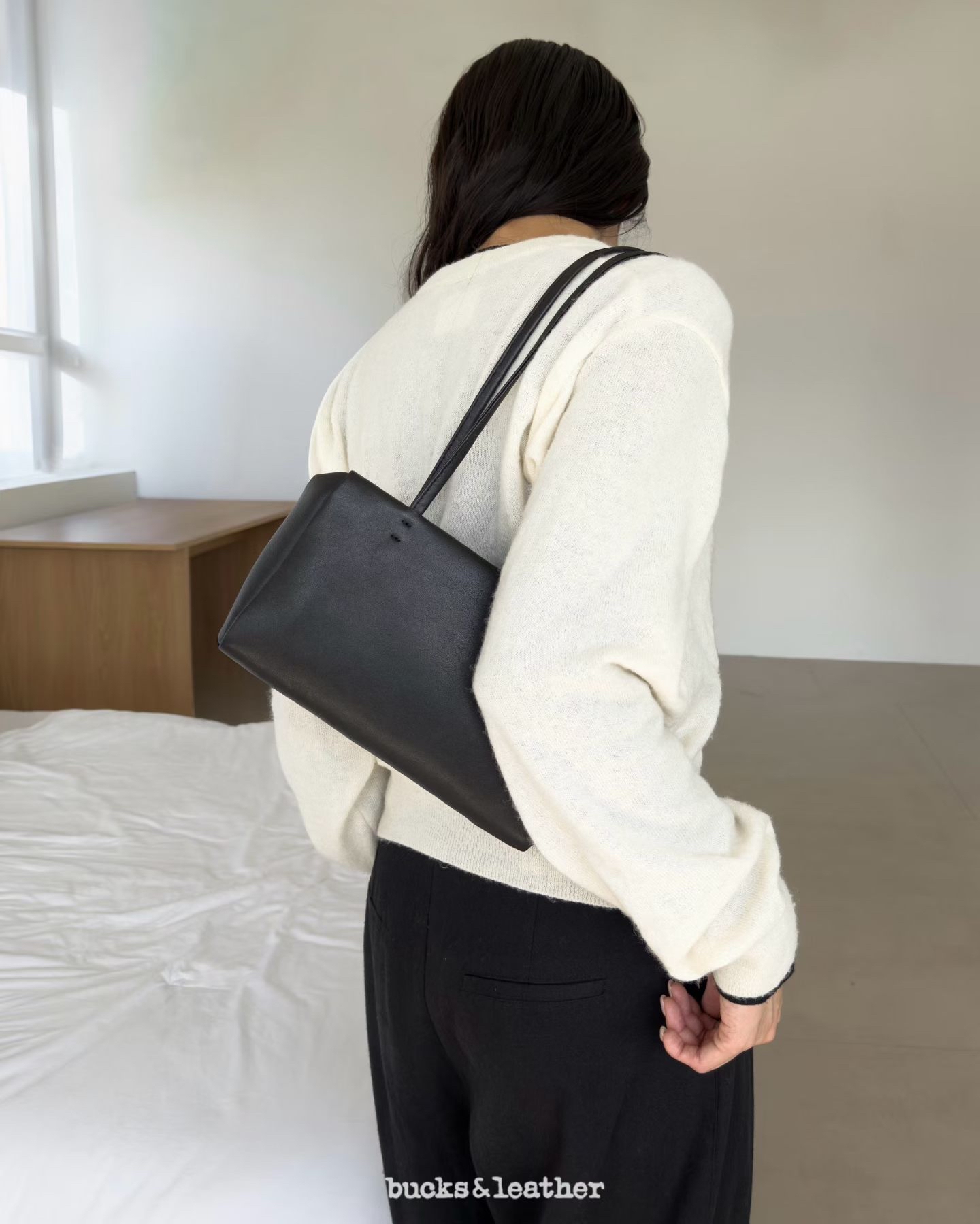 【26FW 】預訂_Slim Shoulder Bag By Bucks & leather