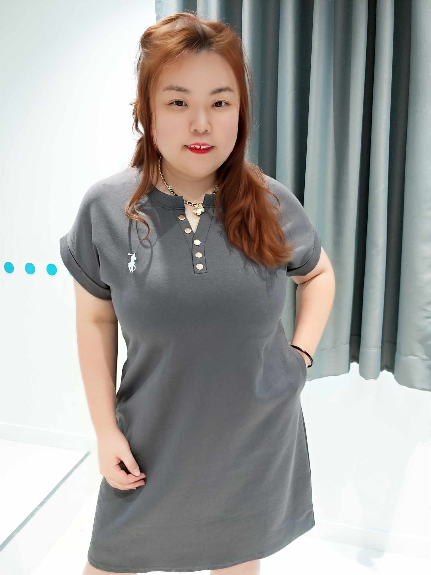 YCA08 25005 排扣V领简约连身裙