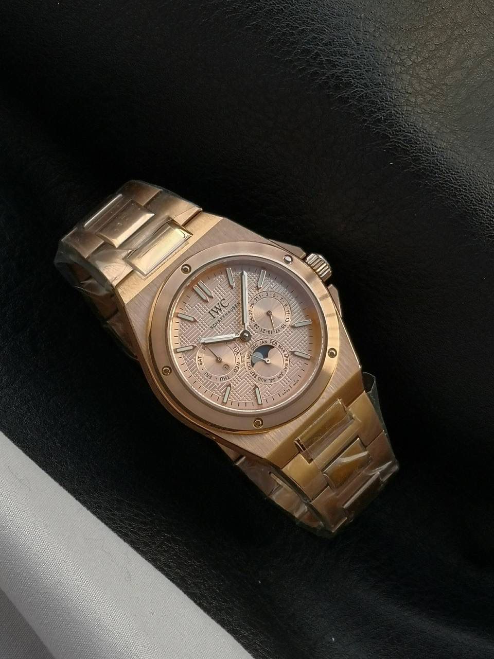 万国工程师系列万年历腕表，复刻界最复杂的腕表，所有功能同步原装，所有功能调节通过把头控制. 1⃣️【功能介绍】3点钟位置显示日历，9点钟位置显示星期，6点钟月份月相指针显示。 2⃣️【做工精细】外壳采用原版同样的三件套结构，中间拉丝，上下壳为抛光，镜面采用高成本的锅盖形蓝宝石，使其质感提升。 3⃣️【机芯性能】尺寸41.6mm,机芯采用天津机芯改82600，高效稳定，动力时间长达72小时以上，进行加装复杂的万年历模块，而且同步所有功能实现同步原装通过把头调节。 4⃣️【⚠️注意事项】由于万年历模块十分复杂在出货前都会调准时间，客户收到直接上链上手佩戴即可，⚠️请不要轻易乱调，由于机芯加装升级功能，调节需慢慢按调。