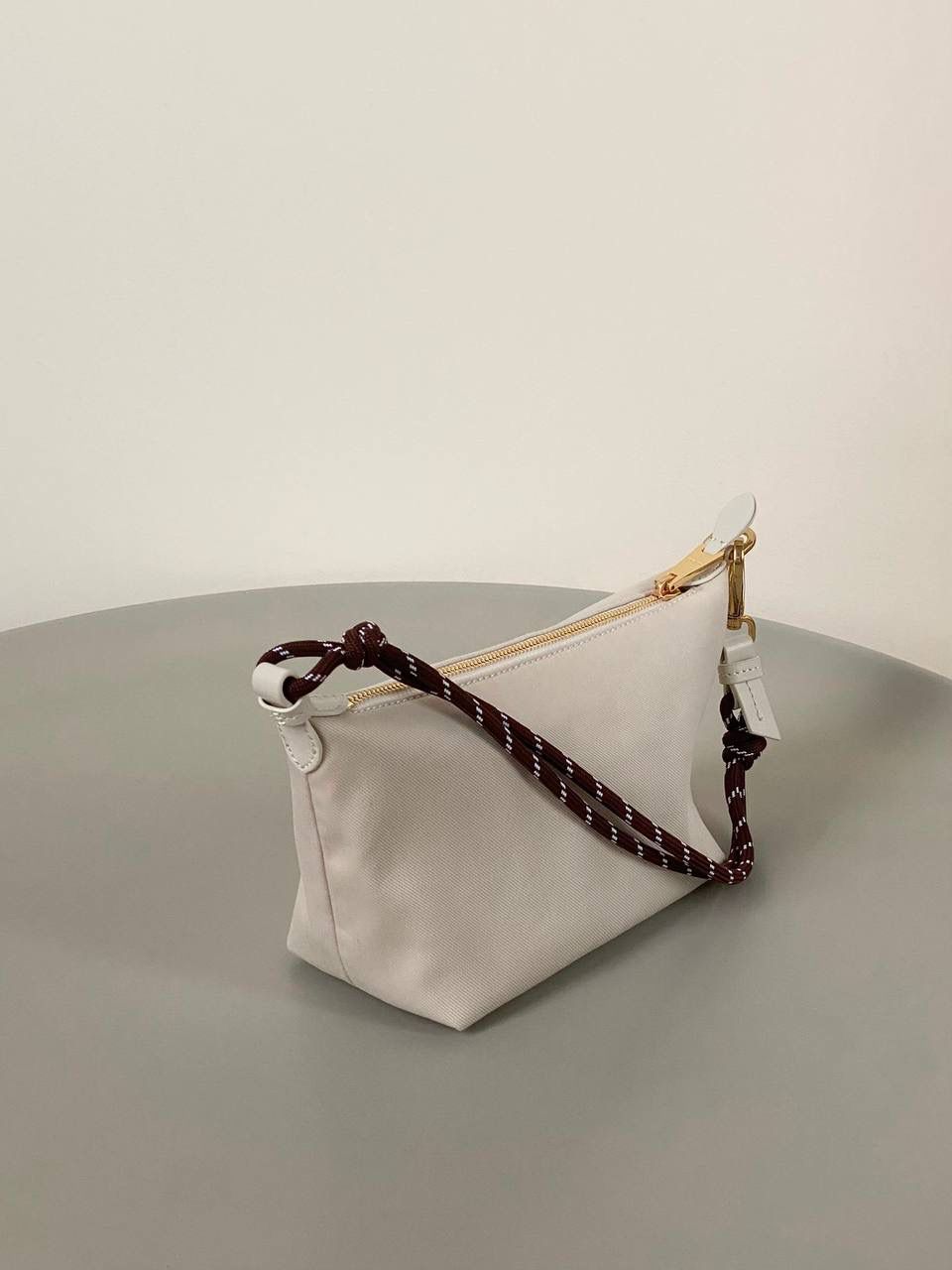 销量王🔥 𝐌𝐢𝐮𝐌𝐢𝐮饭盒包 米白色 啊啊啊，好喜欢这个彩色的碰撞！ 帆布面料搭配撞色小彩绳直接封神了！！ 每个配色，简直就是锦上添花 不敢想象这个夏天背这只有多好看！ 容量就不用说了 很好装 还很耐磨 性价比也特别的高～ 时髦精必入这只好吗 绝对日常出门回头率超高的一只 抓紧冲吖！！！ 18.5×14×10cm #F0006m