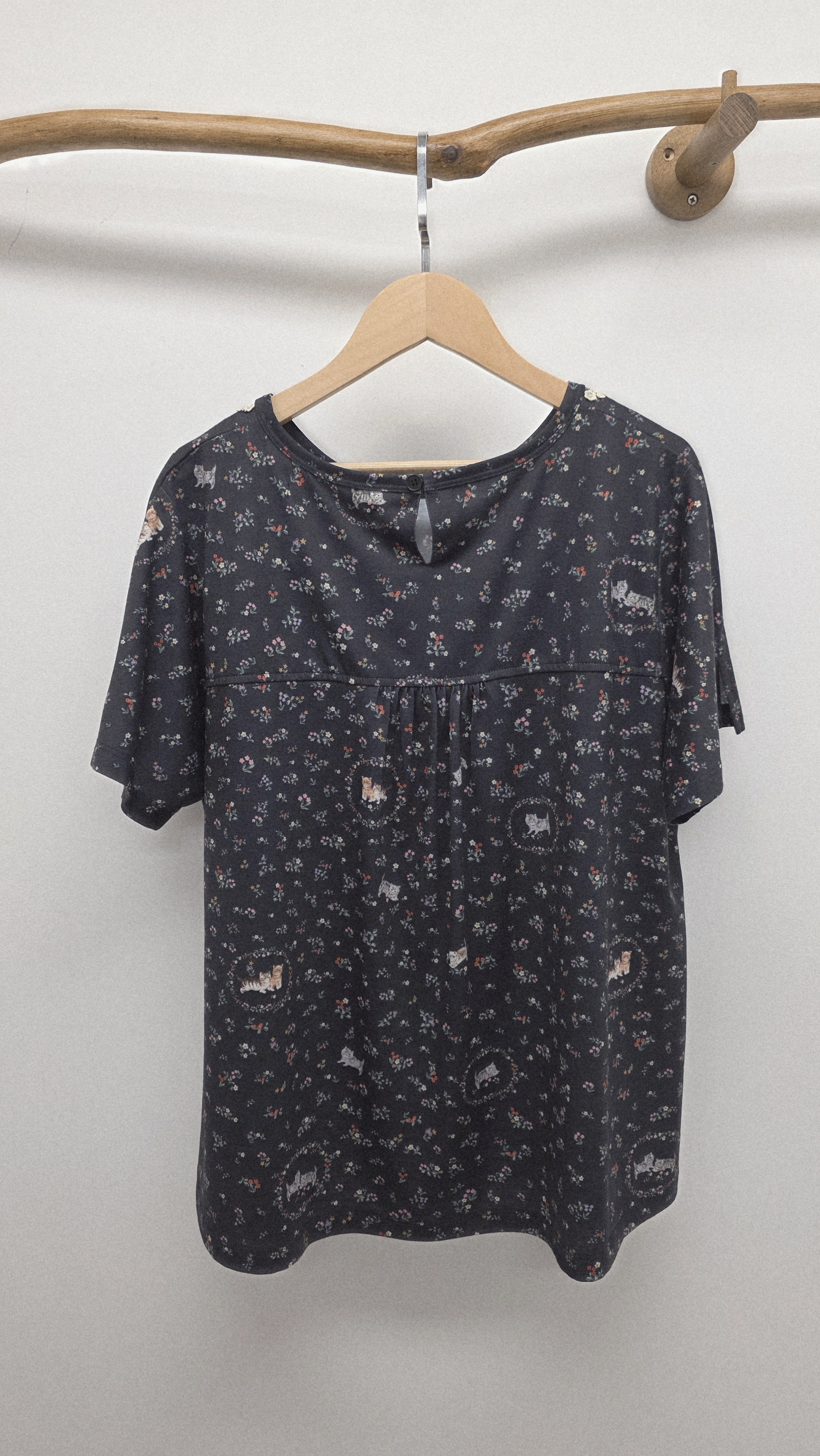 日牌黑拼碎花貓貓插畫薄棉Tee