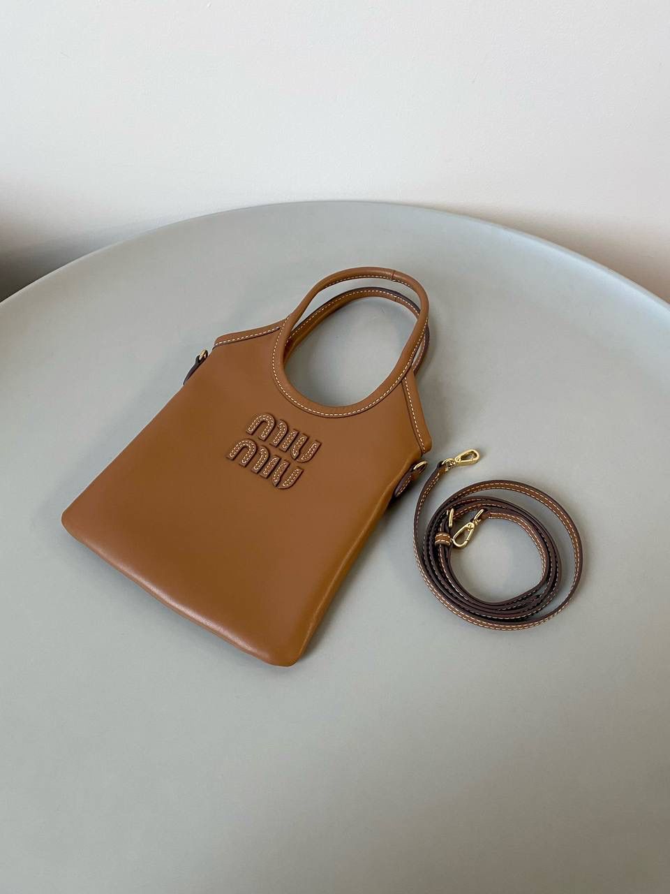 🈶干邑色 𝗠𝗶𝘂𝗠𝗶𝘂托特 缩小版的ivy来噜 真的是除了可爱还是可爱！ 感觉谁背都是萌萌哒hahaha～ 这种siza就不挑身高了，没有局限 还有肩带，除了手拿斜挎也巨好看 容量小包里算不错的了，日常外出足够，能放pro max 20×24cm #F0110m