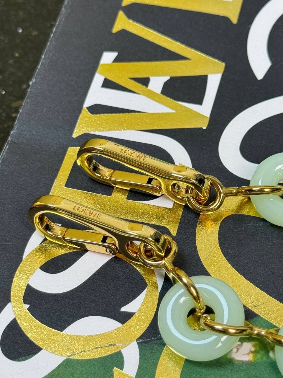 玉饰⛓️链条肩带（春玉色） 尺寸：68×1.6×0.5cm 编码：182323 秀场甜甜圈链条同系肩带，进一步突出了手袋的造型高，引入了鲜明活泼的精神态度😉。