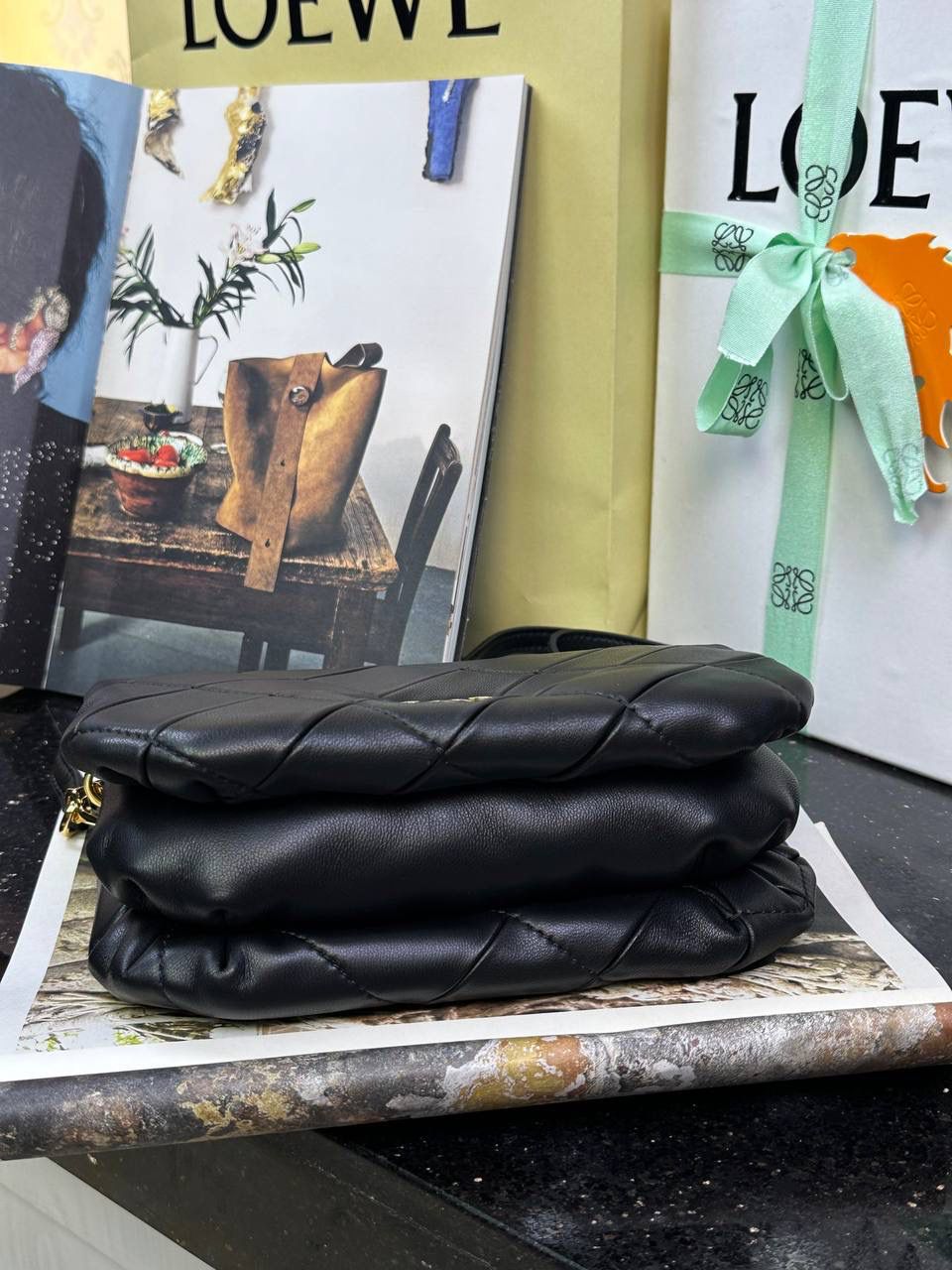 👉🏻小号羊皮【𝘗𝘶𝘧𝘧𝘦𝘳 𝘎𝘰𝘺𝘢】 —黑色🖤 编码：262122 尺寸：𝟐𝟎-𝟔-𝟏𝟑𝐜𝐦 ❤️采用轻柔纳帕小羊皮，经过裁剪、缝制和手工编织制成，内里一个主要隔层和一个拉链口袋，磁扣开合。 ❤️配有可拆卸可调节的皮革带子。可肩背或手拿。