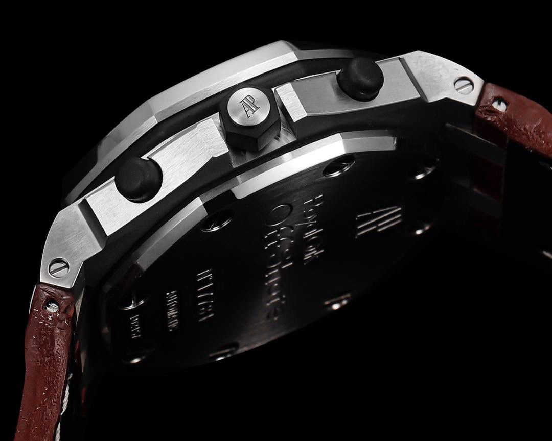 🚀皇家橡树离岸型26400/26238/26470系列正式登场！款式最全，做工最好的爱彼计时款腕表来了，有做工好的顶级货😍💯廉价的小厂货就别去考虑了！ 1，机芯采用12位小秒的定制版3126计时机芯，完美还原原版所有功能。经过精密打磨，大大加强了其稳定性。 2，其中碳纤维系列表壳采用全新碳纤维复合材料——「Carbon TPT® B.4」打造，这种高科技材料比常规 Carbon TPT® 密度提高4%，纤维硬度提升15%，树脂强度提升30%，材料结构经过各项异性优化，保持轻盈同时无比坚韧，提供迄今最强的抗冲击性能。 3，字面颜色均采用目前最先进电镀技术，非几年前的简单喷漆技术。每一个巧克力格纹装饰，通过CNC级别打磨，无限接近原版。 4，同步原版搭载微微活动头粒，胶带采用进口氟橡胶材质，皮带采用美洲鳄鱼皮材质，更加耐磨耐造。