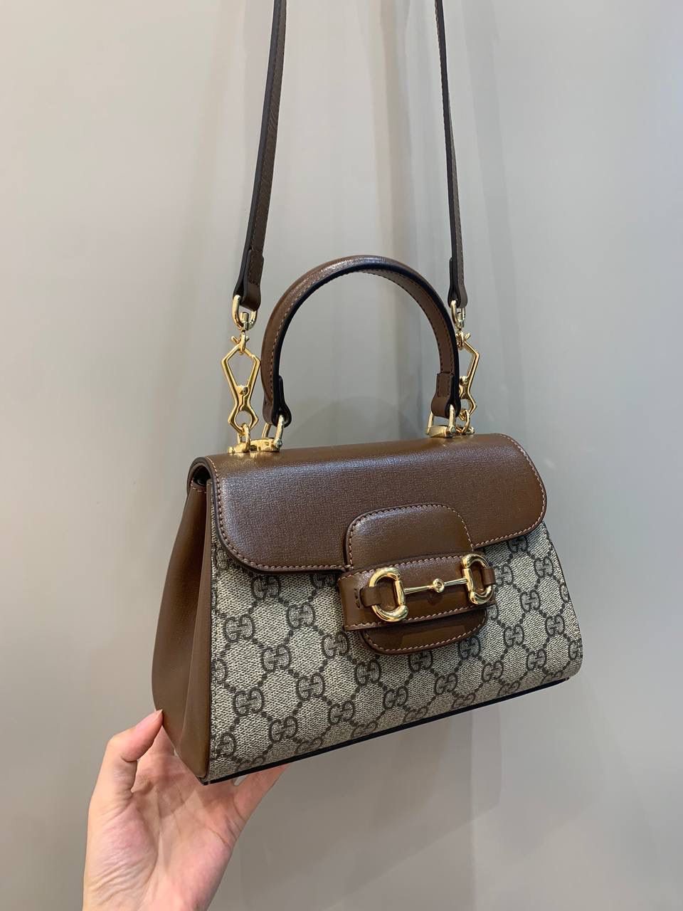 新背景实拍正品级 。（小号22cm） Gucci Horsebit 1955马鞍小号手提包 2023横空出世的超级最新大爆款‼️ 小号22cm证品售价，还是继续采用1955经典棕色原厂皮，除了包身的手提设计，另外配有两个不同风格的肩带，三种不同背法，容量皆备，小巧圆润的包型非常适合亚洲女性，绝对是2023大爆款，继迷你马鞍包后我最喜欢的第二单品‼️ 型号703848；尺寸22x16x10cm