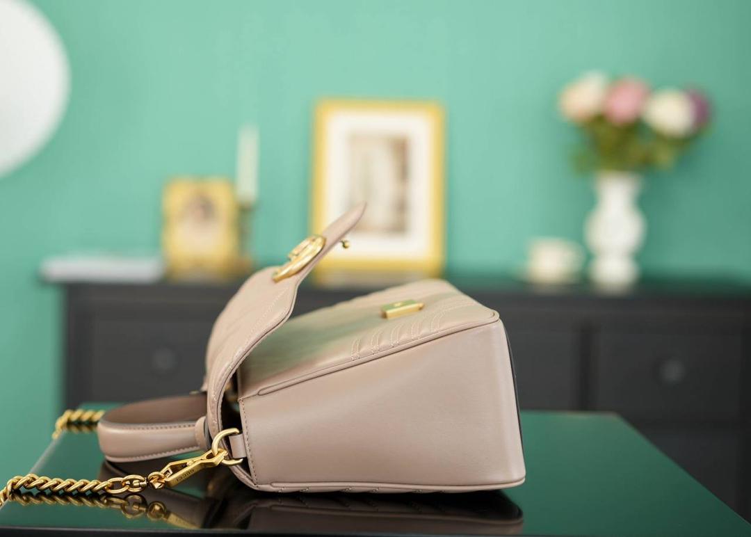 👜🔥Marmont系列绗缝手提包邮差包 奶茶色 27cm （原厂皮 全铜五金） 正品售价,500 独家原厂皮发售 限量级别 意大利原材料开发，这个大小简直是最完美的尺寸，什么随身携带的东西都可以轻松收纳，能手拎也可以单肩斜挎，自重轻，超级百搭不挑人~温柔大气，好看极了！！！ 官方款号 498110 尺寸大号：27x19x10.5cm 小号：21x15x8cm