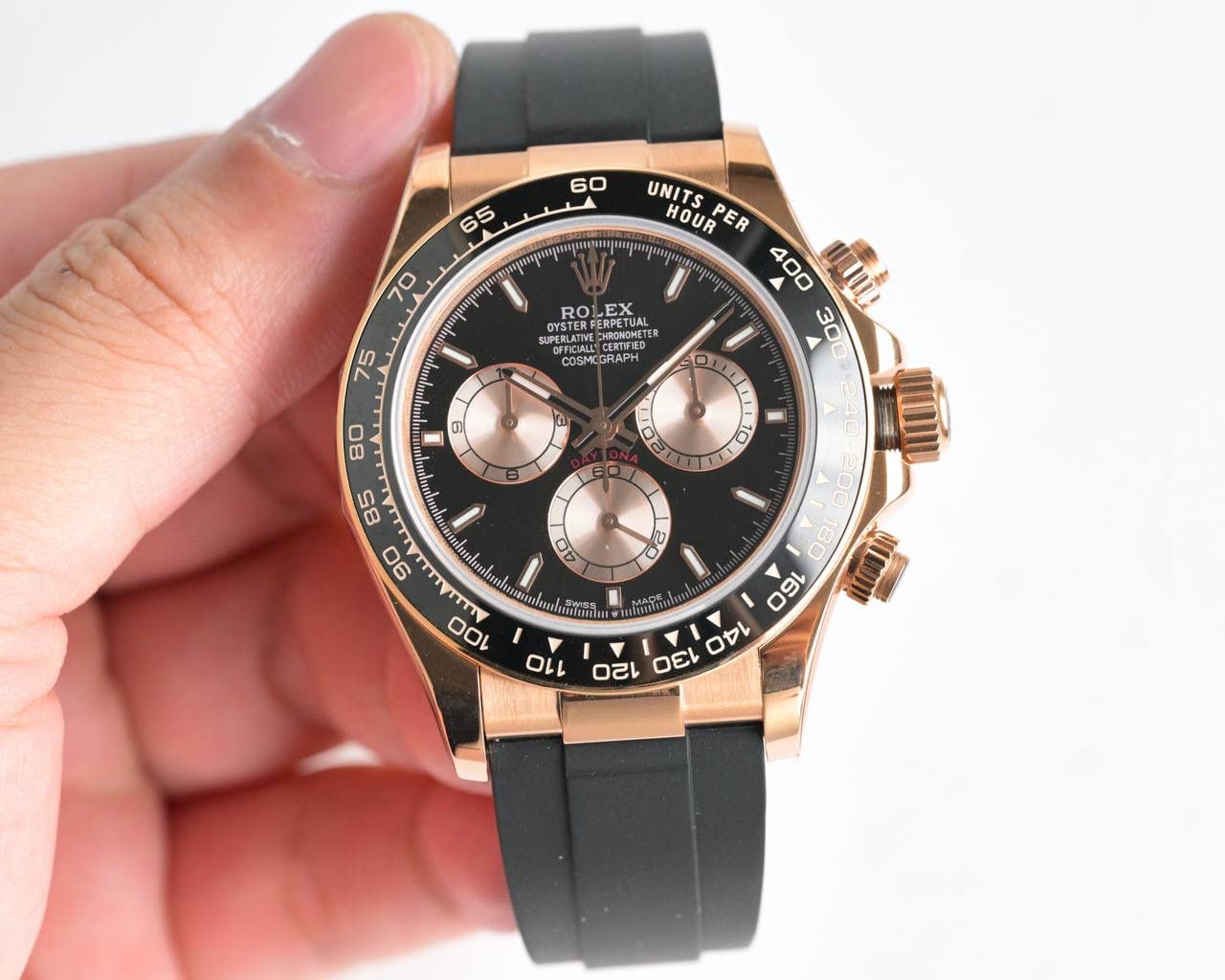 18k包金 ROLEX-劳力士迪通拿系列一档调时 计时秒针 3字位9字位小针 功能原装一致！表壳原版开模，表盘尺寸40mm。厚度目前市面上最接近原装的 陶质实心外圈连计速刻度（采用真陶瓷工艺 刮不花 永不退色 质感和正品一致）功能盘字体和盘面logo采用叠加印刷工艺，从侧面观察会有微微隆起之感。盘面的底色纹路经过无数次过滤改正，确保百分百吻合与原装。其上的劳力士金属LOGO单独开模，无论是立体感还是圆润度均可PK原装 易读Chroma light夜光显示 配长效夜光物质。表镜平形蓝宝石水晶玻璃 抗刮损，效果绝不重影，吻合正品。⚠⚠六字位正品一致的有防伪的小皇冠👑（注意细节）表扣采用进口精钢1:1散件打磨而成 拉沙内侧 腐蚀劳力士钢印 外置正品一模一样的表扣保险环，完美在每一个细节！