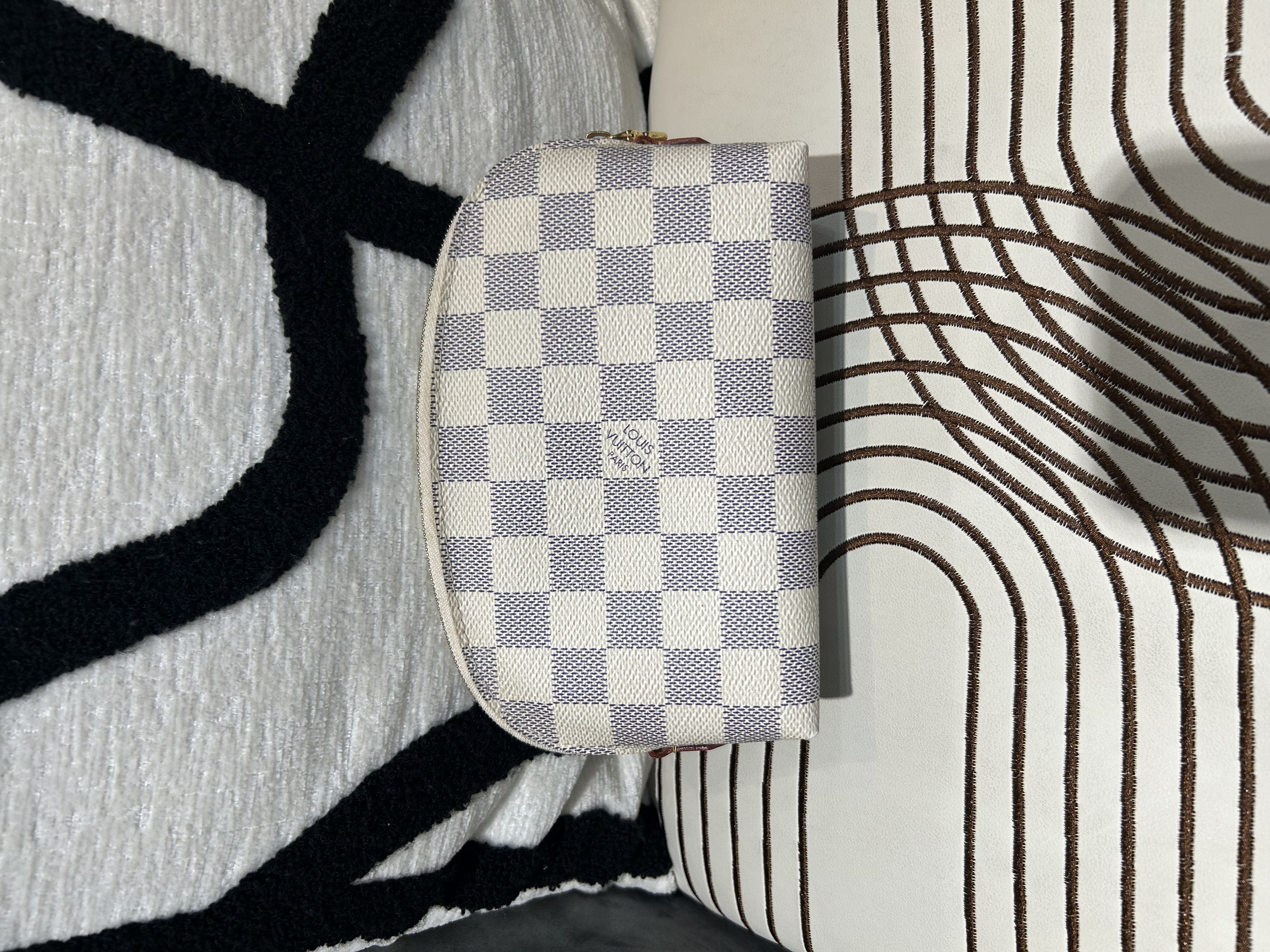 LV cosmetic Pouch 白色棋盤格化妝袋 PM 100%Authentic, 95%New