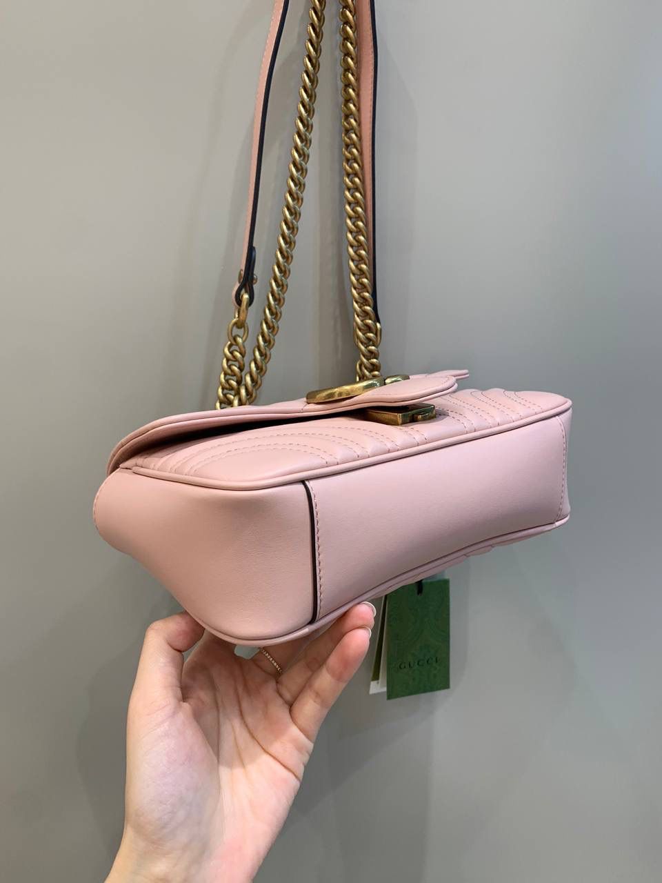 新背景实拍正品级 。经典款金扣粉色22cm‼️ 粉色终于来皮了，你们一直在喊我出的颜色，这个颜色很难得，原厂皮很稀奇，所以有没有货都要看运气，像绿色至今为止一张对版皮料都没有来过，这个颜色也是很适合现在的季节，搭配衣服很仙女，男的看了都拒绝不了吧这个颜色，我拍照也被这个颜色种草了‼️ 型号446744；尺寸22/13/6cm