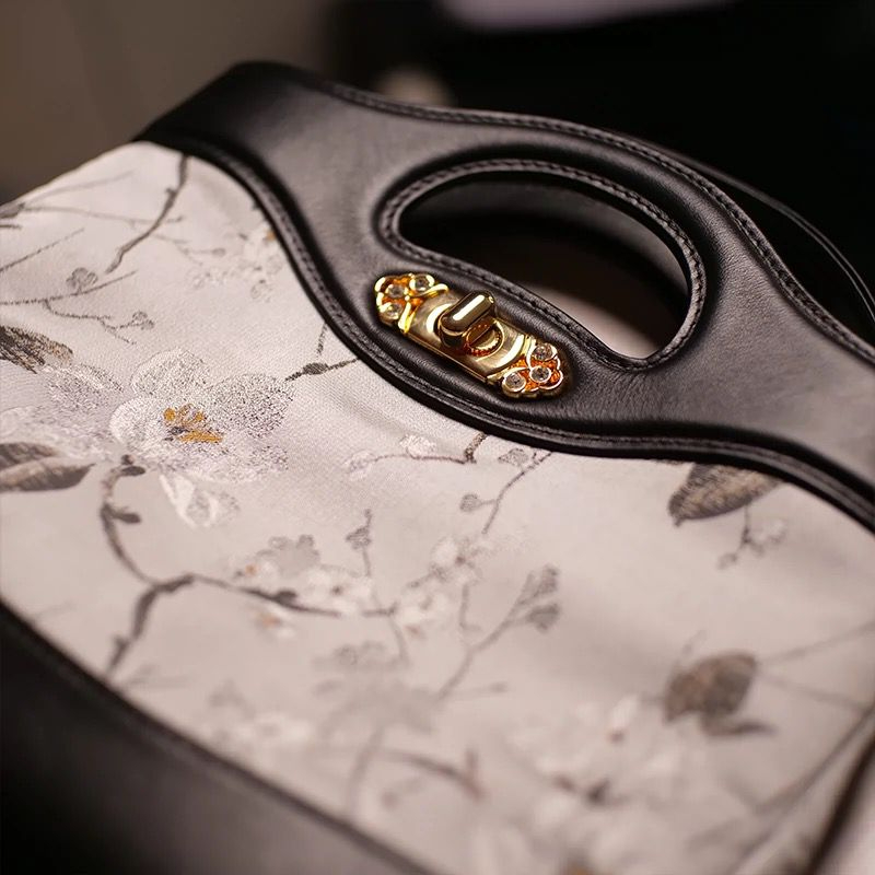 宋錦∞淺灰地梅花紋牛皮小號手袋。上久楷