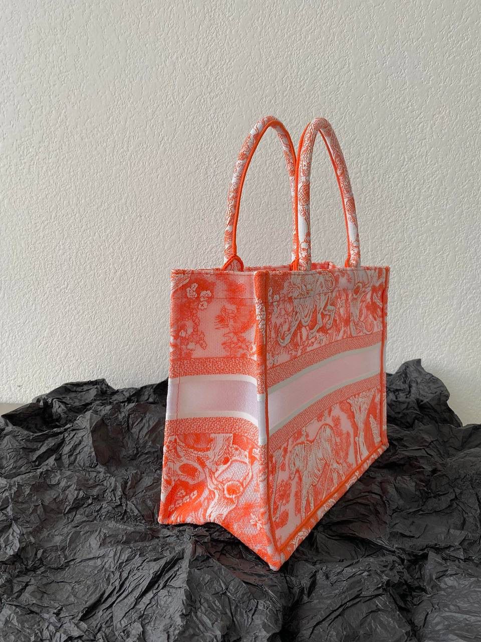 🈶透明橙中号 𝗖𝗗 𝗕𝗼𝗼𝗸 𝘁𝗼𝘁𝗲购物袋"夏日限定" 全新透明帆布材质，轻盈通透的质感🤟🏻 自带清凉属性，是这季的最大亮点 茹伊动物印花与荧光色调的碰撞 怎么会有这么好看的颜色啊 不愧是色彩大师，活力氛围拉满 超醒目的荧光效果和度假气息扑面而来 将优雅融为一体，谁心动了，我不说 刺绣的复杂程度，直接搞疯师傅们 这只购物袋真的要细品，那那都是细节 size：36.5×28×17.5cm