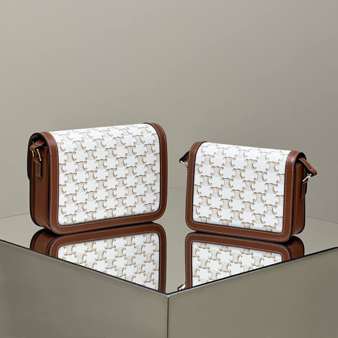 🔥大货实拍图 𝗖𝗘𝗟𝗜𝗡𝗘 ♥ 𝗧𝗥𝗜𝗢𝗠𝗣𝗛𝗘 𝗕𝗢𝗫 型号：191242 中号尺寸：22.5*16*7cm 小号尺寸：18.5*14*6cm 凯旋门自发行以来就一直火的一塌糊涂，最开始的老花到纯色到帆布，这只帆布真的太好看了，超级清新！