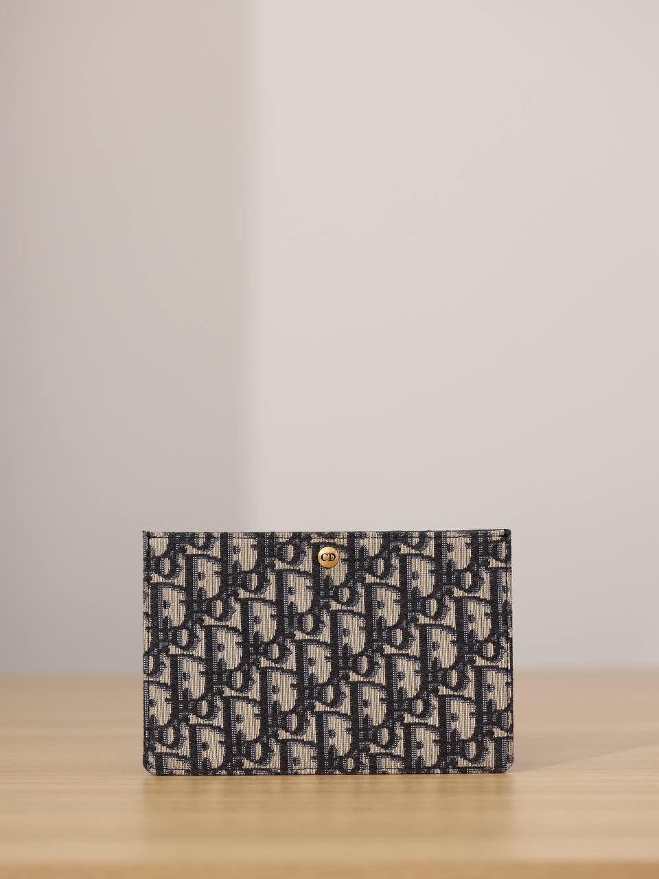 30 MONTAIGNE HOBO AVENUE👜✨ 尺寸：21 x 13 x 5 厘米 这款 Hobo Avenue 迷你手袋是二零二三秋季成衣系列新品，丰富了 30 Montaigne 系列，彰显复古魅力。 正面饰以同色调珐琅 CD 标志 宽大的隔层 2 个可拆卸小袋，其中一个设有 1 个拉链开合和 3 个卡槽 肩带链条部分采用同色调珐琅 CD 链环打造 配独家高定整套包装