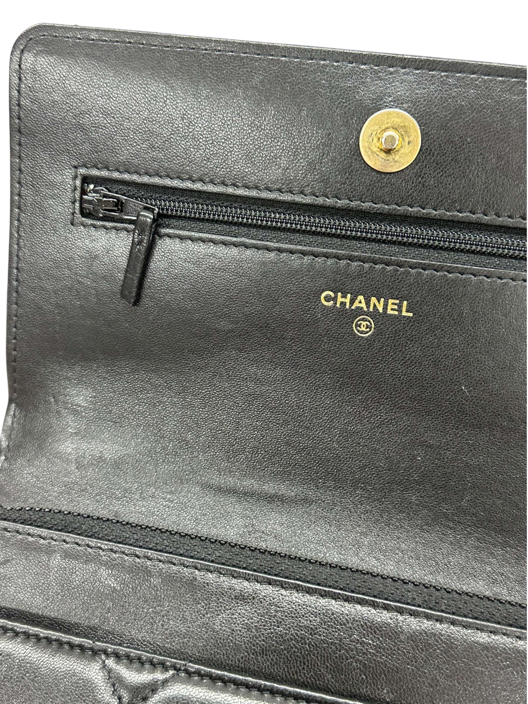 Pre-owned Chanel 19 Wallet on Chain / Product Code:082110