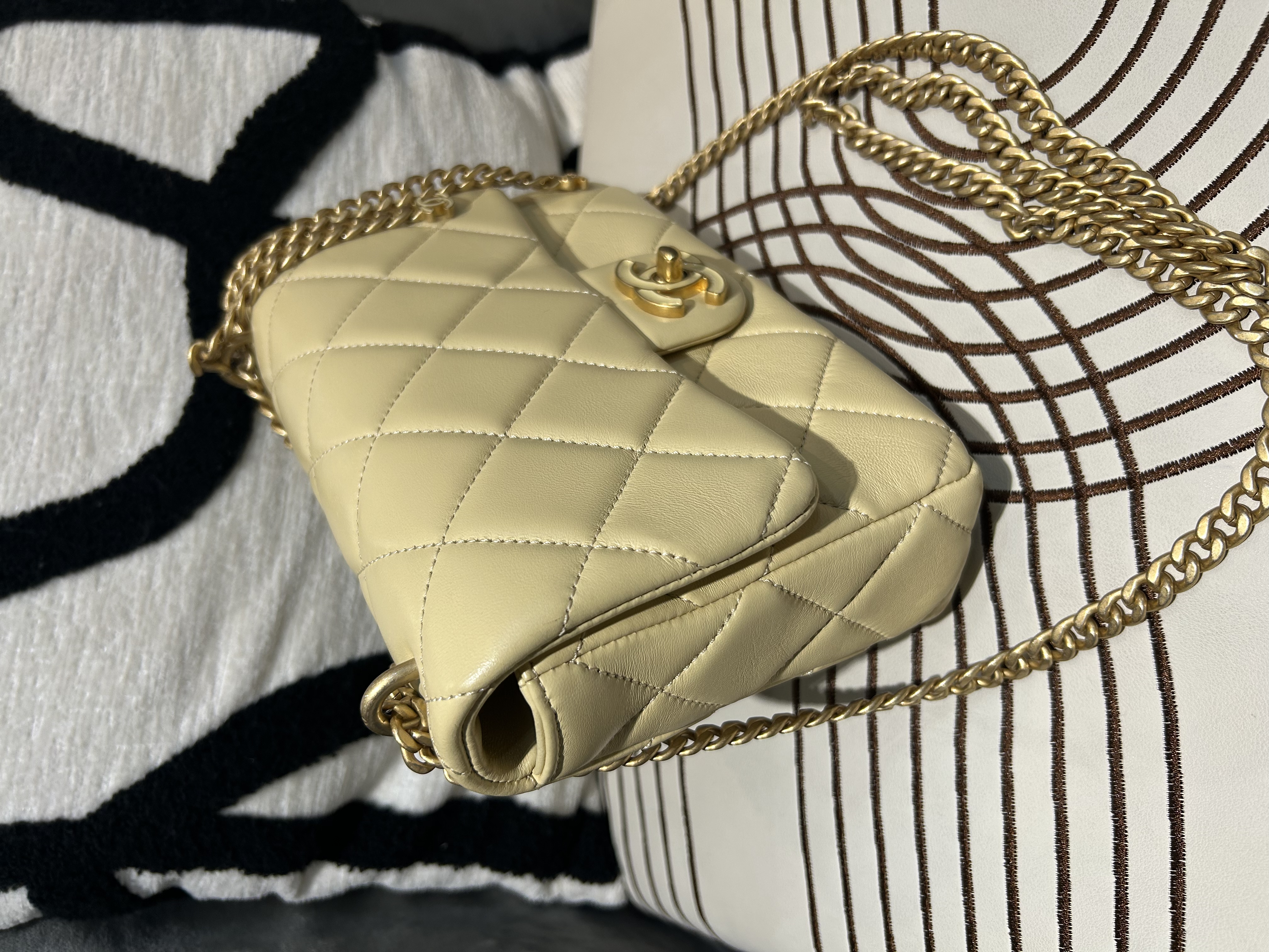 Chanel mini flap bag cc logo chain AS3114 100%Authentic ,98%new ✅專門店收據✅晶片✅dust bag✅盒 