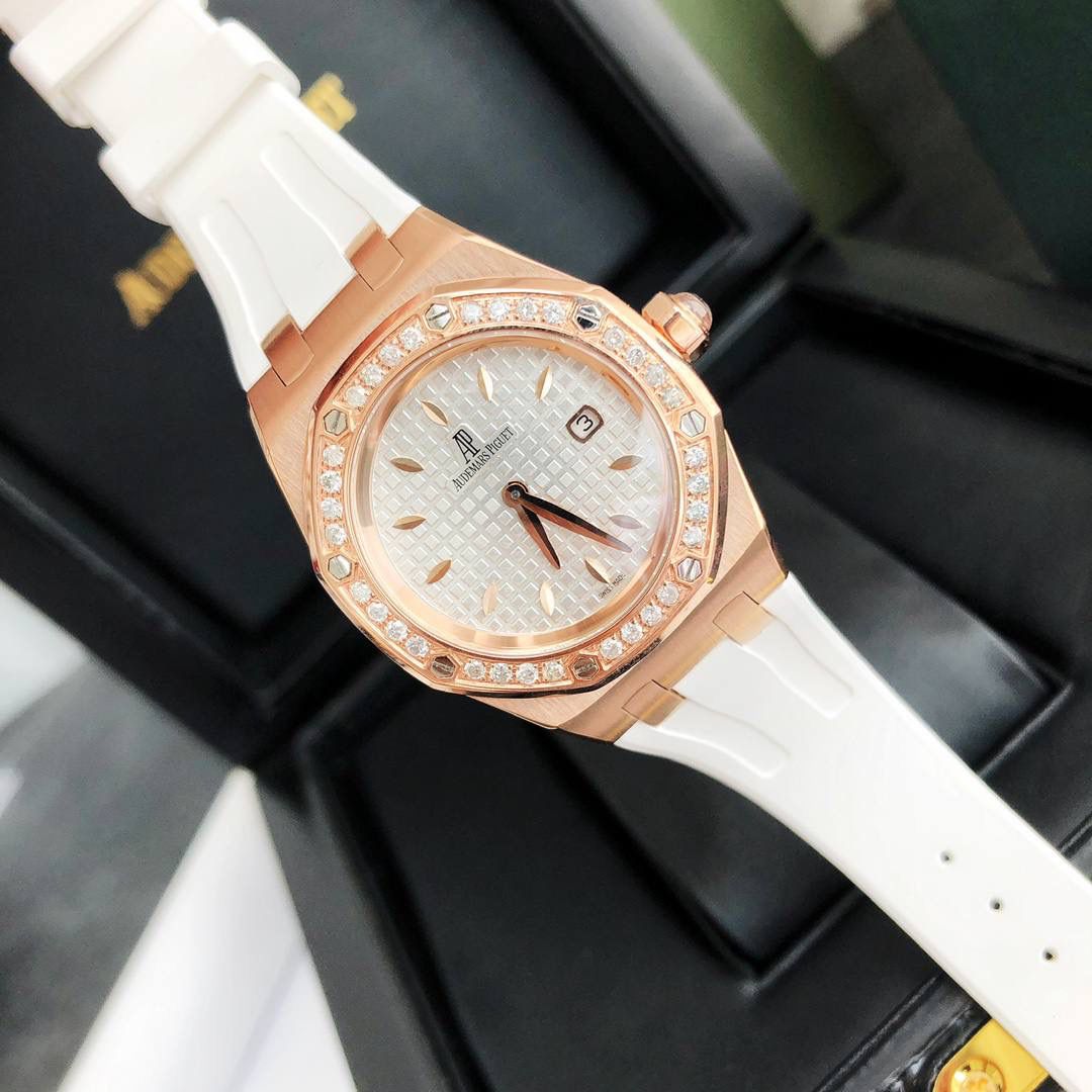 全网女神看过来😍😍这款爱彼女表才是最具有性价比的… 爱彼皇家橡树系列型号67601石英腕表，皇家橡树系列独有的八角形外观还拥有爱彼独特的设计风格也将女士优雅风格融入其中，深受女明星们的爱戴，即使只有33毫米的小尺寸，也将爱彼独有的纯净美感与刚毅线条展现的淋漓尽致💝💖💘而镶满钻石的表圈也为佩戴的女士增添了更多的柔美。（32颗1.6明亮式切割美钻，总重约0.65克拉）巴蒂镶嵌一枚半透明凸面蓝宝石，搭载瑞士进口石英机芯，拥有实用的日历显示功能，女士们佩戴起来不会显得沉重 ，配专柜最新全套包装发货！这种货一般数量不是很多哦