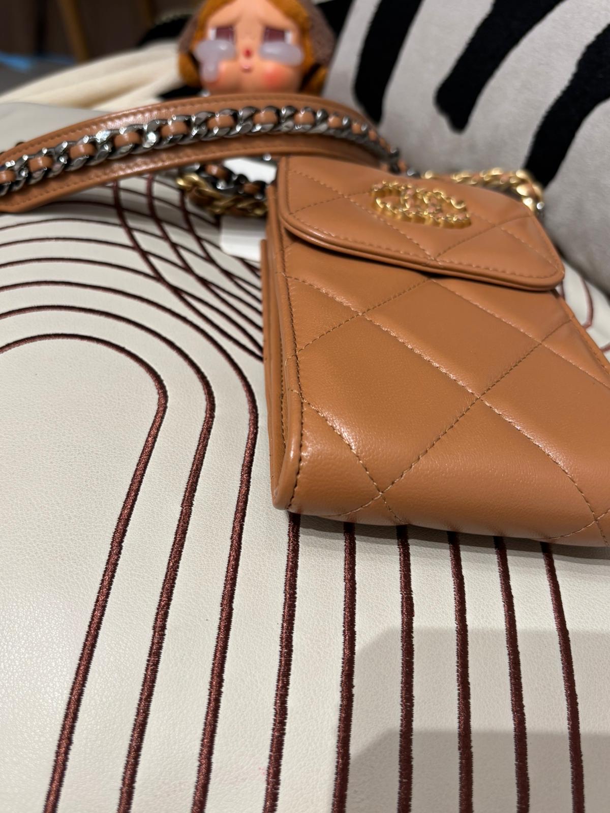 Chanel 19 clutch with chain phone woc 100%Authentic ,98%new ✅專門店收據✅晶片✅dust bag✅box 