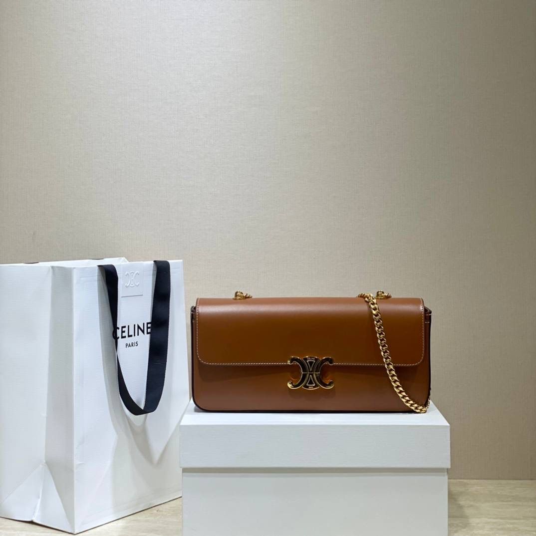 🔥大货实拍图 𝗖𝗘𝗟𝗜𝗡𝗘 ♥ 亮泽牛皮革链条包 型号：197413 尺寸：33*13*5cm