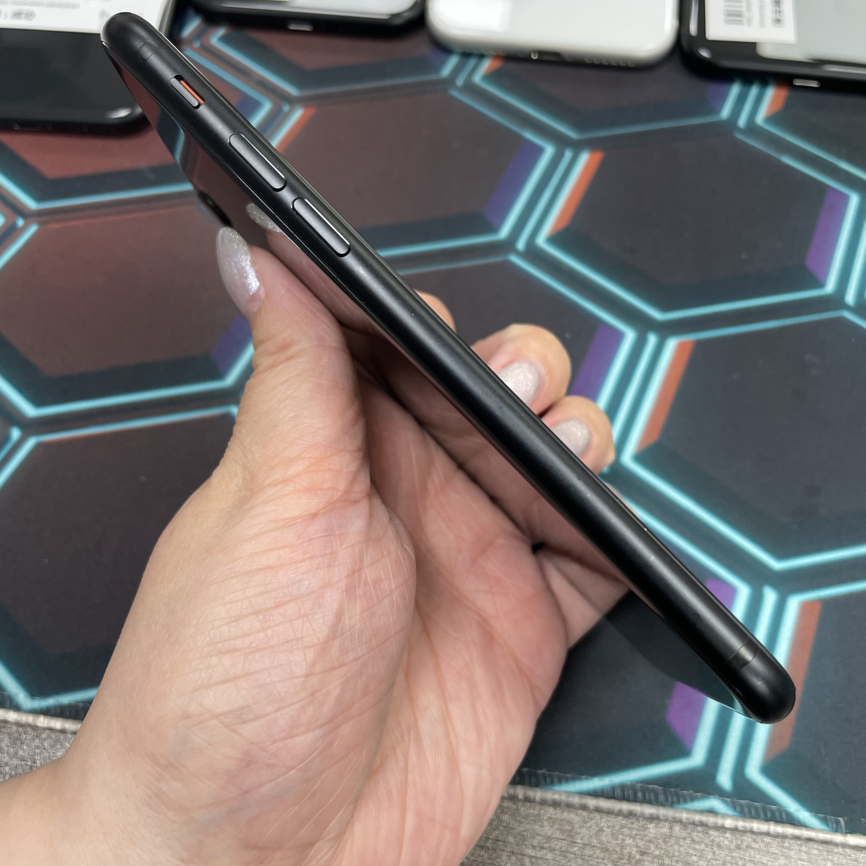 *7001 SE 2 勁靚機 128GB 電74 黑色 black