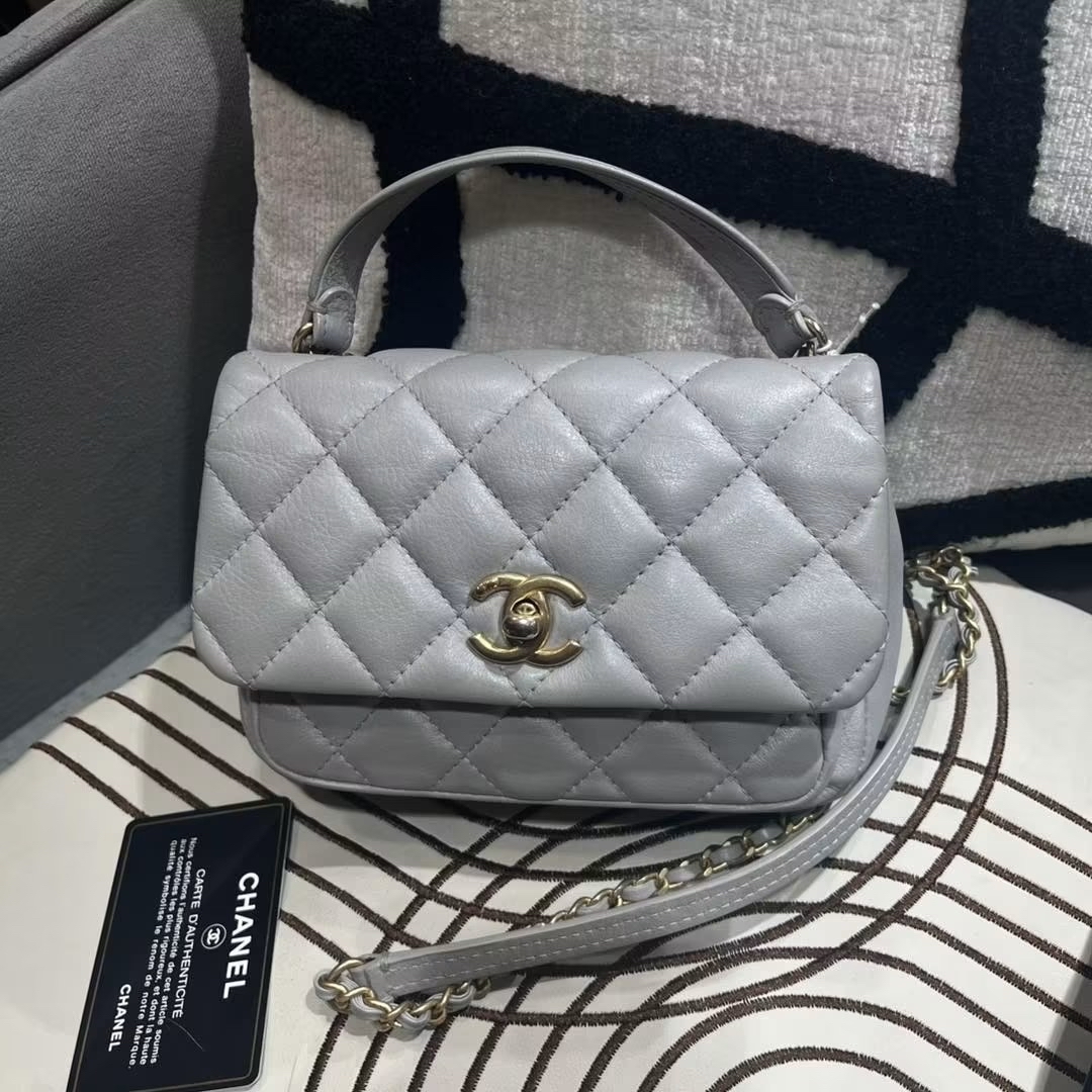 Chanel flap bag with handle  100%Authentic, 95%new ✅card ✅dust bag ✅box 
