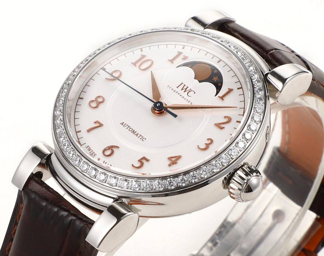 IWC达文西 IW459306 蓝色表盘配月相，好看又有氛围感，蓝色和月相搭配很协调。 这款达文西是复古经典设计，表盘干净清楚，指针是剑形，表冠是圆拱形，表耳可活动，戴着手腕更舒服。 表底刻有“生命之花”图案，是重叠圆环的几何样式。 表径36mm，精钢表壳，自动机械机芯，带中央停秒、月相显示，表底有特殊雕刻。 防水30米，动力储存42小时。 整体简约大方，细节精致，很适合成熟优雅的女生佩戴❤️