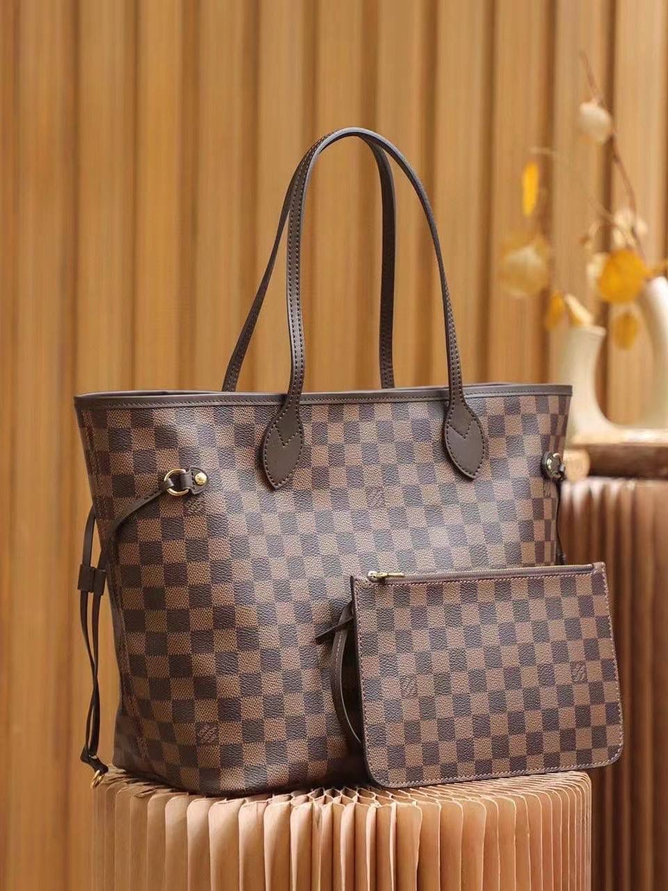 LV Neverfull 中号 👜✨ 传奇款回货啦 💯 容量大但不显笨，挺括又柔软～ 侧边系带一拉一放，造型随你变 ✨ 肩背或手提都好看，日常出门超实用 💕 Damier Azur 白棋盘帆布 📏 32 × 29 × 17 cm