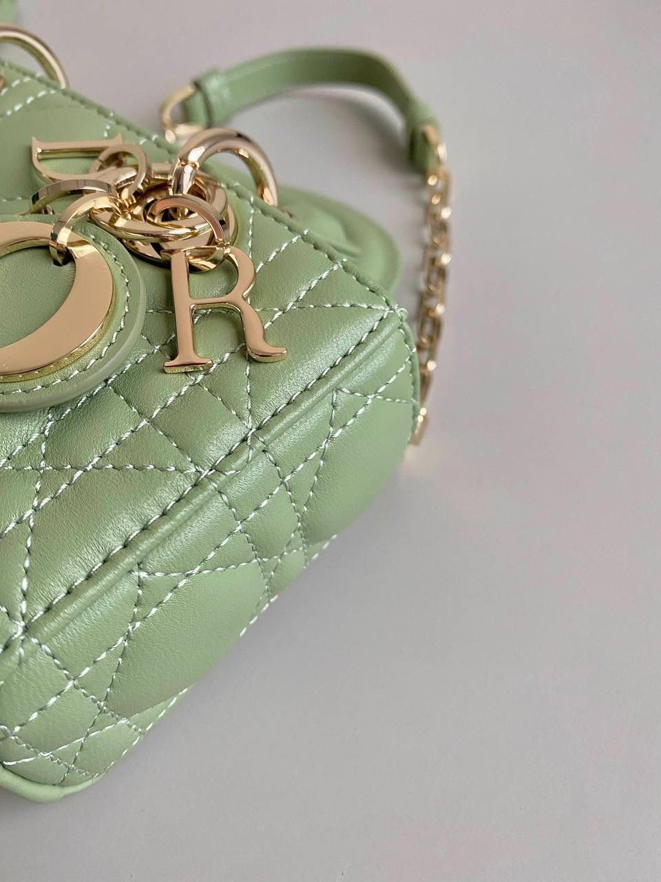 梦幻绿超迷你💚💚 𝗗𝗶𝗼𝗿 𝗗-𝗝𝗼𝘆 𝗯𝗮𝗴羊皮，新色 时尚果然就是轮回，回归了一把中古戴妃 长方包形，短链条➕细长肩带直接封神！！ 复古时髦感超强，真是什么场合都可以把住 绝对是lady中的天花板了，强势出圈啦姐妹们🤩😍 17.5×10.5×6cm