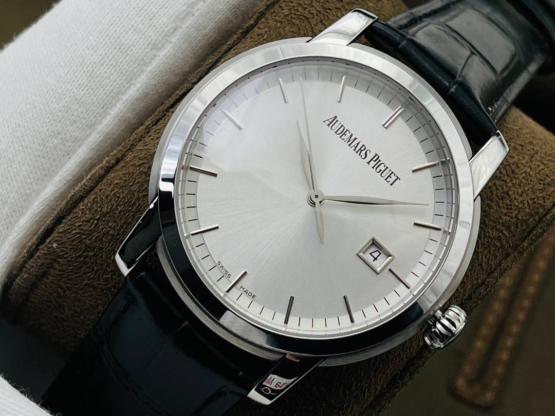 原版开模 市场最高版本 爱.彼 JULES AUDEMARS系列男士腕表！ 1⃣️机芯型号：2824改3120自动机械，透底设计！稳定零返修！ 2⃣️表径41毫米！ 3⃣️大三针简约表盘！ 4⃣️316L精钢壳套！