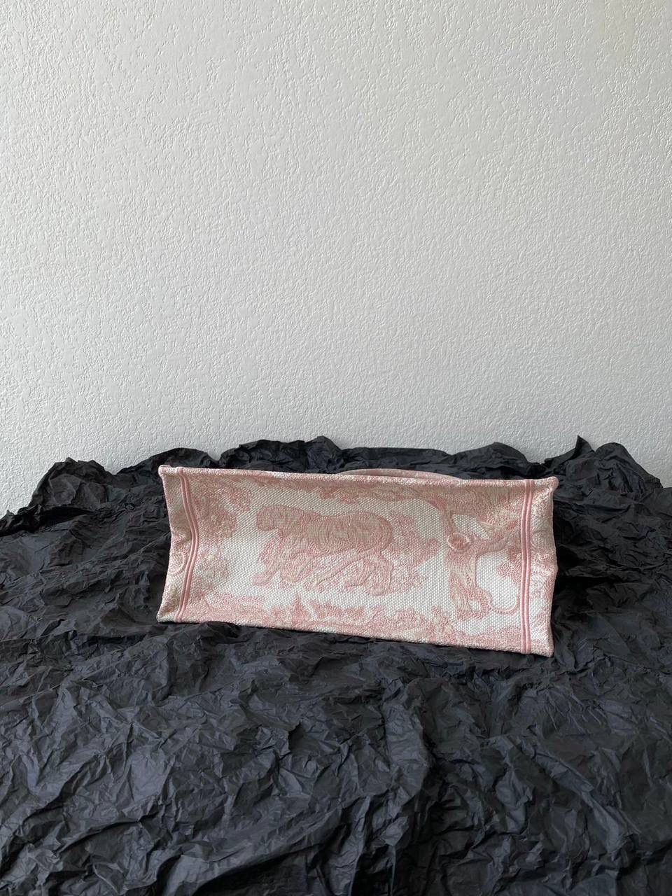 🈶粉老虎，中号 𝗖𝗗 𝗕𝗼𝗼𝗸 𝘁𝗼𝘁𝗲丛林系列购物袋 全手工立体刺绣 凹凸有致 💕 浓厚的复古艺术气息简直是行走的艺术品 ❤️ 超大容量更是吹爆它 特别适合想把整个家带出门的姑娘 妈咪袋 公文包 旅行出游好帮手 时髦精凹造型必须拥有 36×27×16cm