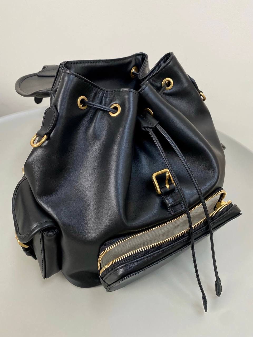 🈶黑色大号 𝐌𝐢𝐮𝐌𝐢𝐮 双肩包·牛皮 万众期待的全皮款双肩包！ 它终于出来了，天天被催爆🤪 只有真的好看好背才能一直被惦记 全皮很有质感，手感超级软乎 自重很轻！容量也感人！ 通勤 上学 短途旅行都可 平常带电脑ipad文件啥的也足够 再挂上可可爱爱的挂件呼呼～ 太好看了！！可以闭眼入 25×29×12.5cm #F0060m