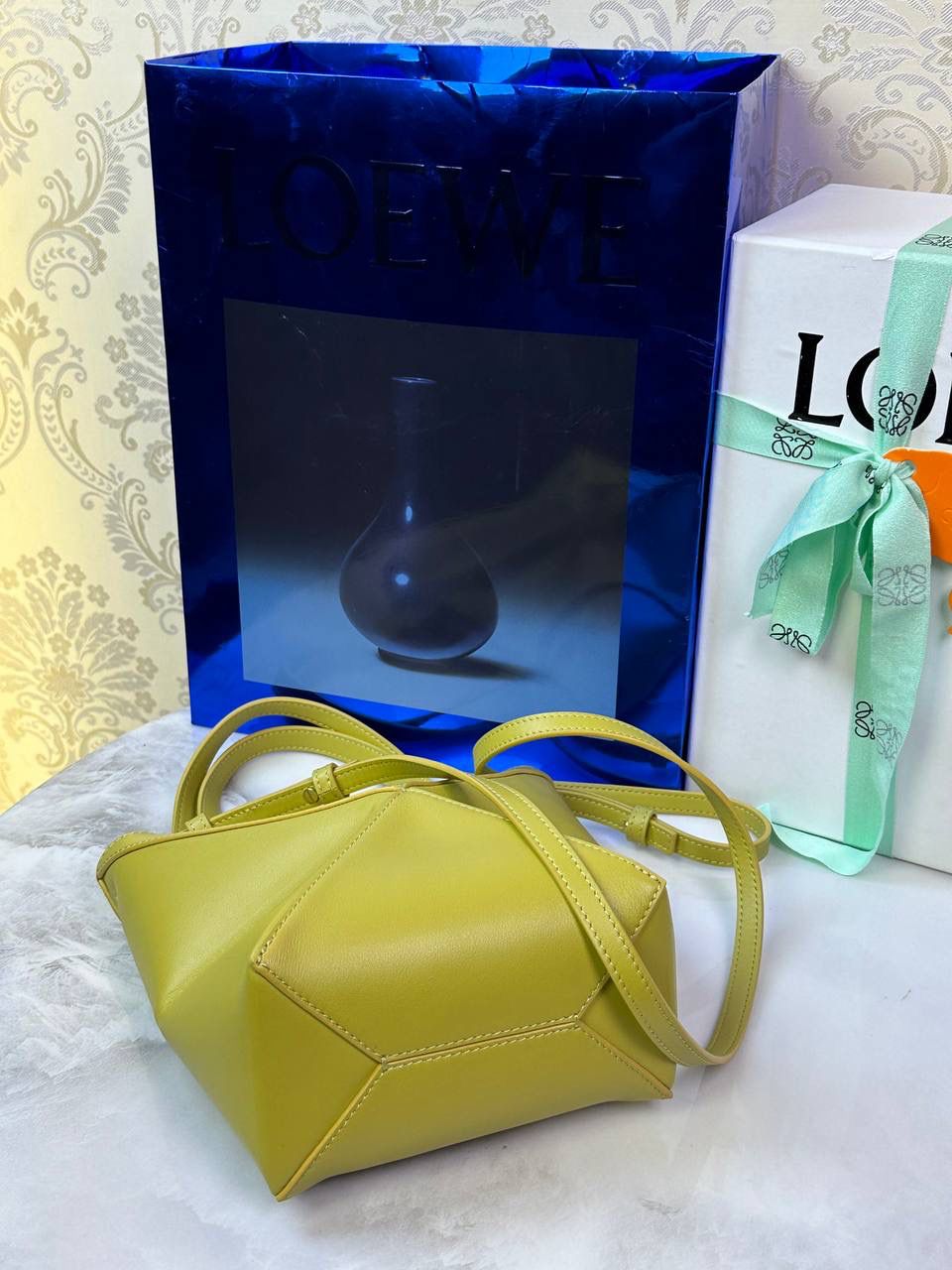 *𝐏𝐮𝐳𝐳𝐥𝐞 𝐅𝐨𝐥𝐝折叠手袋👜* ——全新【𝗡𝗘𝗪】升级‼️ 延续经典𝙋𝙪𝙯𝙯𝙡𝙚的标志性几何裁剪设计，新晋顶流🅰️𝙋𝙪𝙯𝙯𝙡𝙚 𝙁𝙤𝙡𝙚 𝙏𝙤𝙩𝙚以折纸包为灵感，升级成🉑完全折叠‼️的结构，立体与平面任意切换，出差旅行🧳必备单品。小牛皮材质轻且柔软，𝐌𝐢𝐧𝐢尺寸搭配一条可拆卸式肩带，手提，肩背，斜挎多样化背法✨ 尺寸：𝟏𝟔.𝟓-𝟗.𝟓-𝟐𝟎𝐜𝐦 款号：052322