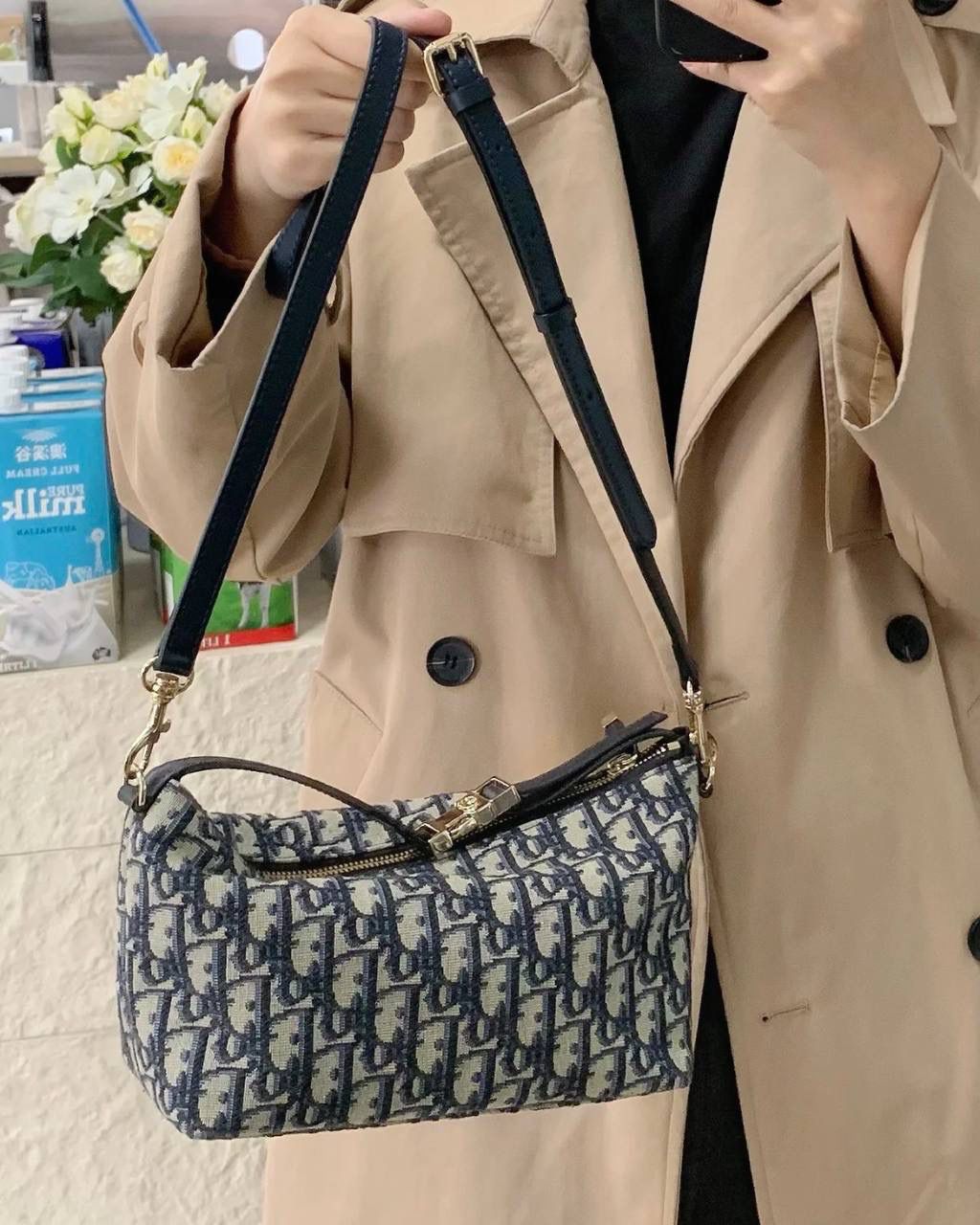 🈶老花蓝中号（配肩带） 𝗗𝗜𝗢𝗥 𝗡𝗼𝗺𝗮𝗱手提包/饭盒包🍱 又一重磅推荐了！近几年的饭盒包大火！ 各个品牌都有推出过，简直谁用谁可爱啊 复古老花帆布材质，随意揉捏不变形 日常通勤，出差当化妆包也是非常可以 我更爱它的金属插扣太高级，绝杀细节控 22×13×9.5cm #6801m