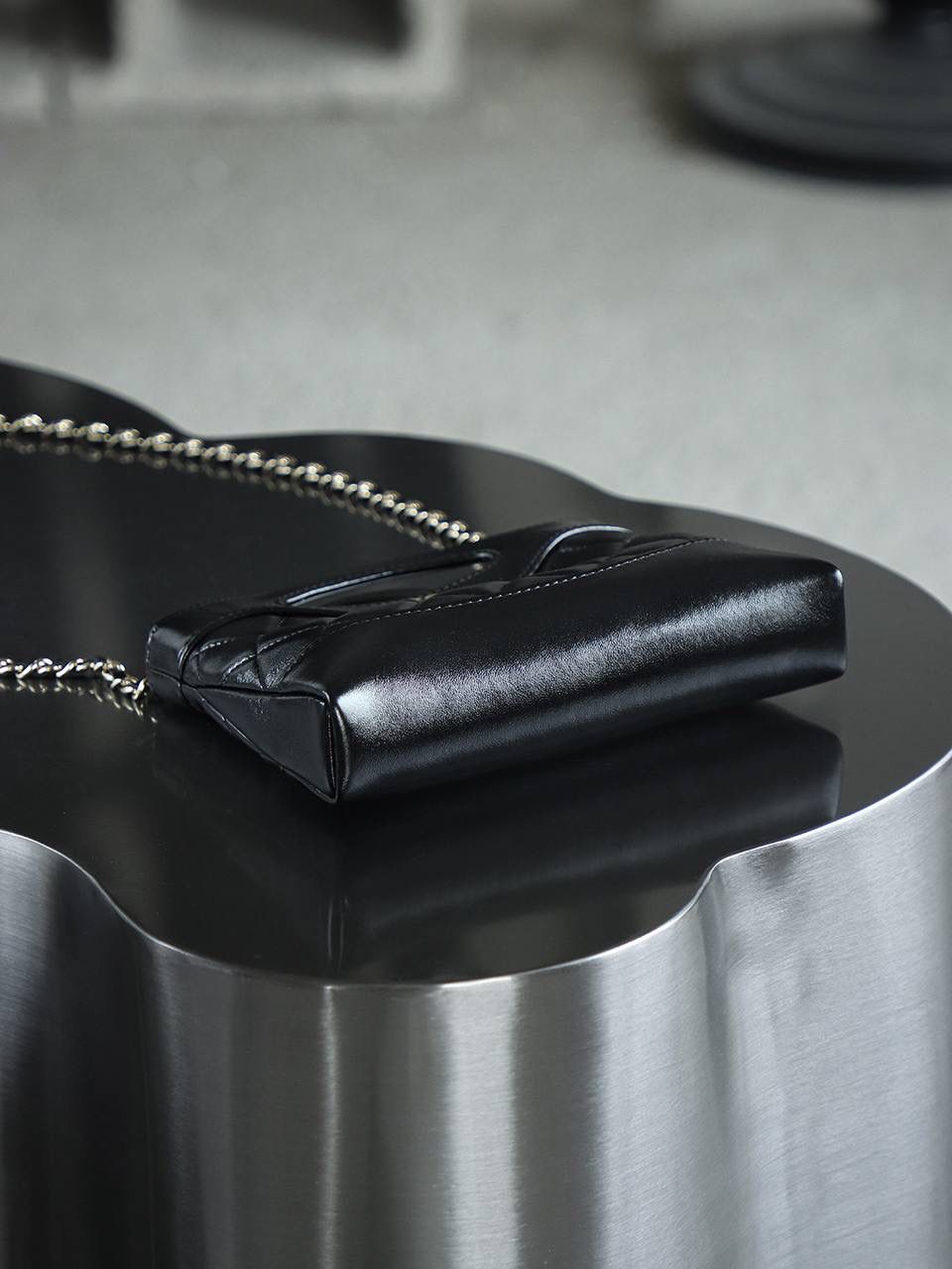 Nano 31Bag鑒定版👜 一包一碼 支持全球鑒定查驗身份證原廠專G Bonaudo皮料過關清單資料可査詢 夢中情包31bag nano從設計上看，它的鏤空固定手柄設計十分吸睛，成為整個包的獨特亮點，開口採用磁吸設計，開合輕鬆便捷。 搭配的一條皮穿鏈肩帶，無論是單肩背還是斜挎，都能完美適配各種身形，輕鬆打造出不同風格，相信我，一旦擁有，你定會愛不釋手！ 五金：厚镀14k淡金 皮料：Bonaudo亮面小羊皮 尺寸：20*17.5*3.5cm