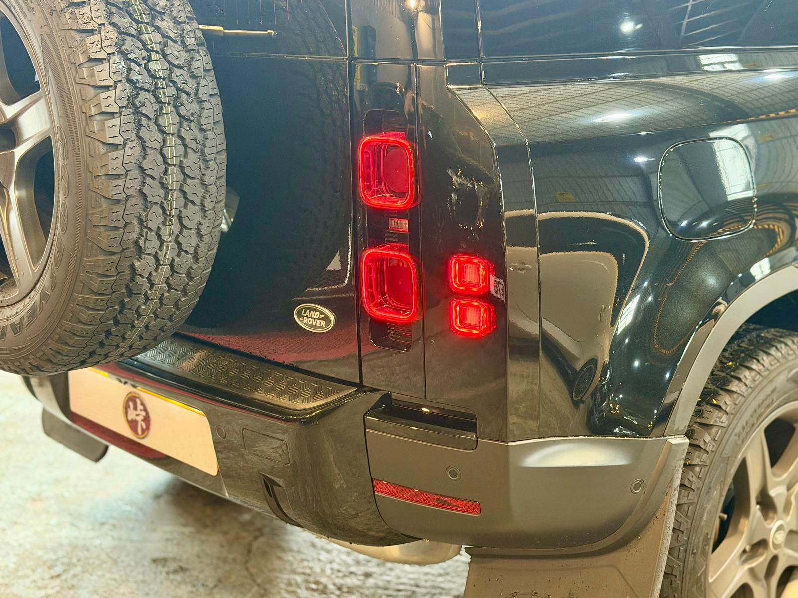 Land Rover Defender 90 D250 2023