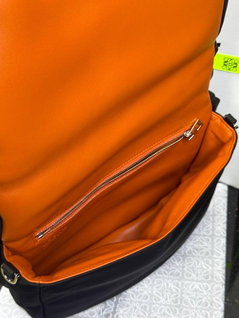 🎈尼龙𝗣𝘂𝗳𝗳𝗲𝗿 𝗚𝗼𝘆𝗮 ➖【邮差包黑色】 尺寸：𝟑𝟎-𝟏𝟎-𝟐𝟎.𝟓𝐜𝐦 编码：012124 该款邮差包外部由丝滑尼龙材质制成，内里搭配进口纳帕小羊皮，正面饰品牌标志性Logo，容量大😍 搭配一条可拆卸可调节的刺绣宽肩带，可肩带或者斜挎，磁扣开合，内部拉链口袋😎