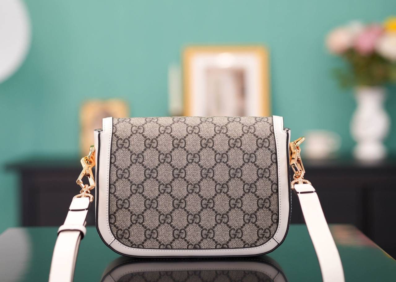 🥯Horsebit 1955系列迷你马鞍包 老花白20cm 正品售价,500 独家原厂皮发售 限量级别 GG家1955马鞍包已经火爆到人手一支的节奏，超级大爆款！ 这次出了迷你尺寸配可拆卸双肩带，简直超哇塞 马衔扣标志性设计，复古原厂牛皮配上最受欢迎pvc元素，皮肩带布肩带任意更换~ 官方款号 658574 尺寸小号：20.5x14x5cm 大号：25x18x8cm