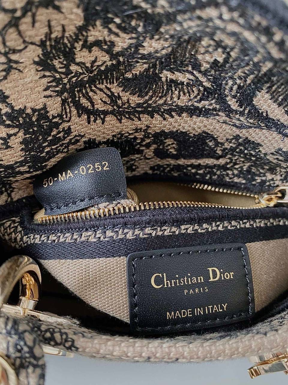 🈶浅咖迷你 ✨𝗖𝗗 𝗟𝗮𝗱𝘆 三格刺绣"丛林老虎" 老虎系列不断推出新的颜色 不得不说冬季的浅咖色系非常好看 温温柔柔，有种复古的法式浪漫风阿 17×15×7cm