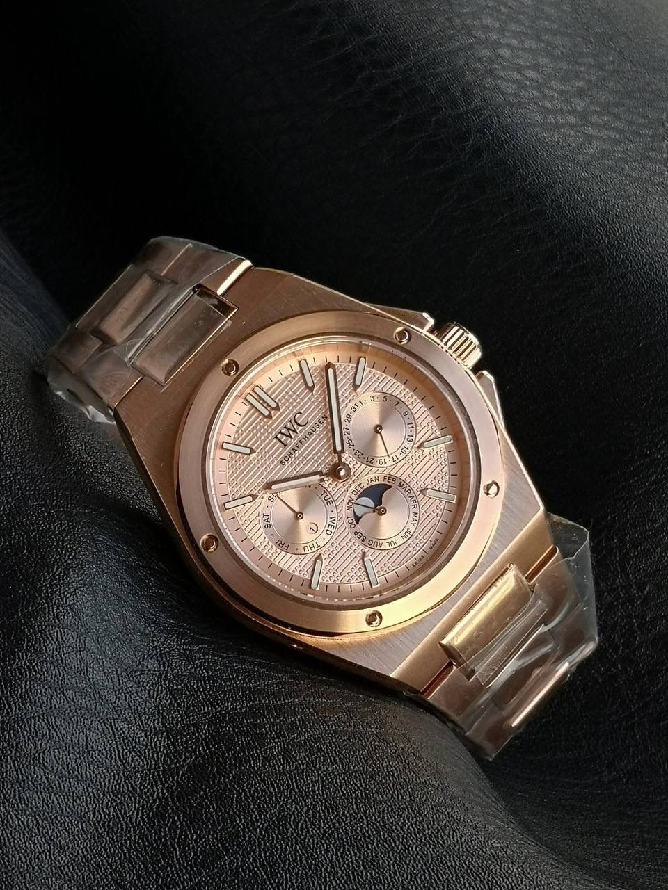 万国工程师系列万年历腕表，复刻界最复杂的腕表，所有功能同步原装，所有功能调节通过把头控制. 1⃣️【功能介绍】3点钟位置显示日历，9点钟位置显示星期，6点钟月份月相指针显示。 2⃣️【做工精细】外壳采用原版同样的三件套结构，中间拉丝，上下壳为抛光，镜面采用高成本的锅盖形蓝宝石，使其质感提升。 3⃣️【机芯性能】尺寸41.6mm,机芯采用天津机芯改82600，高效稳定，动力时间长达72小时以上，进行加装复杂的万年历模块，而且同步所有功能实现同步原装通过把头调节。 4⃣️【⚠️注意事项】由于万年历模块十分复杂在出货前都会调准时间，客户收到直接上链上手佩戴即可，⚠️请不要轻易乱调，由于机芯加装升级功能，调节需慢慢按调。