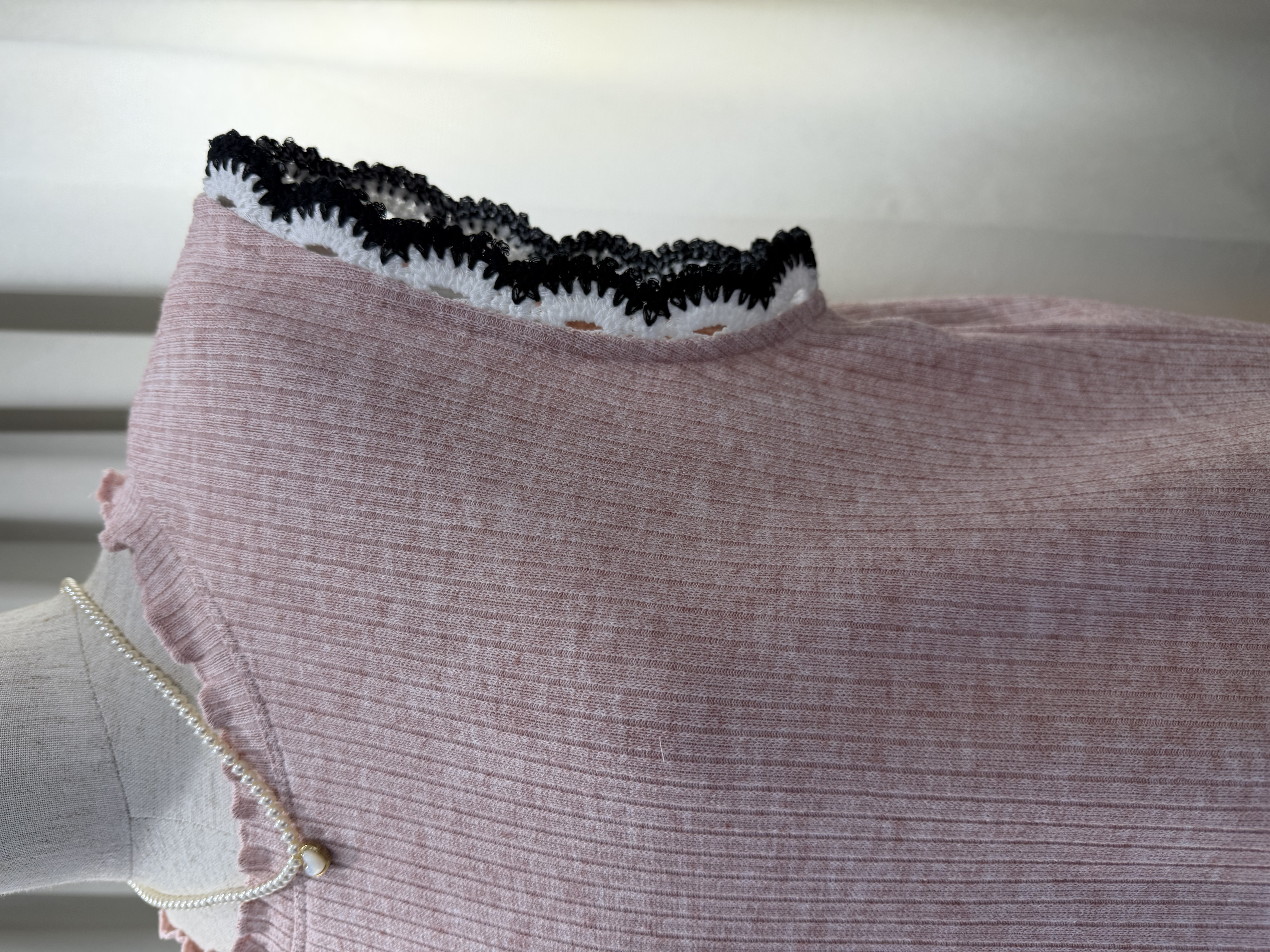 優雅針織背心：荷葉邊領口與精緻鉤邊設計