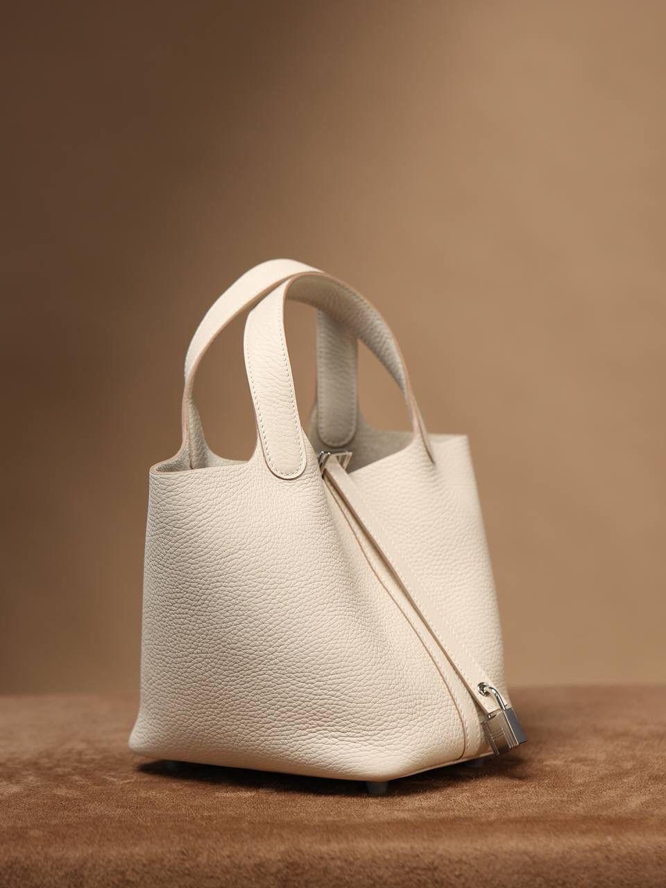 H菜篮子🧺✨ 奶昔白18cm银扣 独家渠道货！独家背景！高清实拍图！ 每个细节可放大看，全网天花板级别的菜篮子，独一无二的过验产品，每个细节都是对版的！ 纯手工制作、细工慢活、工匠精神雕刻的艺术精品！零售后，包满意！奢侈品中的精品之作！😍 尺寸：18 X 19 X 13.5cm