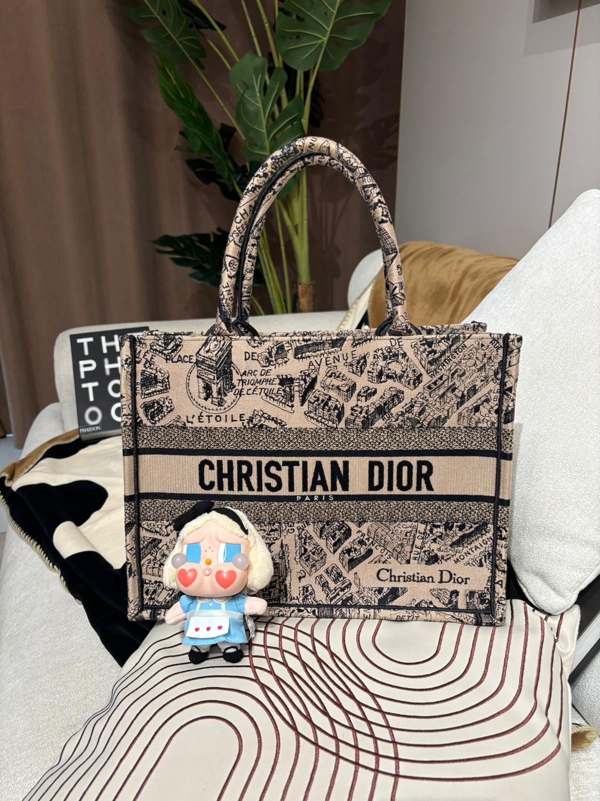 Dior Booktote Medium 100%Authentic, 98%New ✅Dust bag