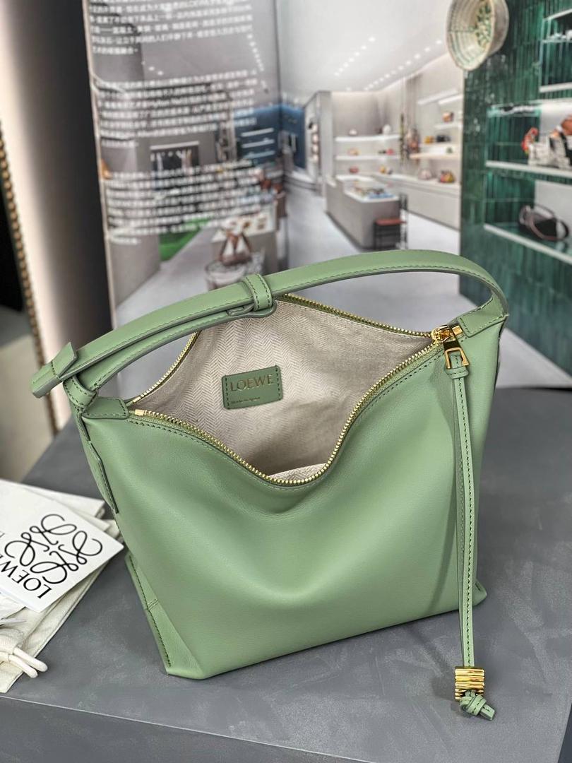 * 小号纳帕牛皮 𝐂𝐮𝐛𝐢 手袋👜 颜色：竹青绿 尺寸：21-17-13cm（中部最宽24cm） 编码：062207 Cubi手袋是一款宽敞的手拎肩包，带有牛皮革底座和柔软的包身。拉链头上的心形骰子五金🎲。肩背或手拿*可调节肩带*拉链封口，牛皮革拉链头*内部插袋*人字纹棉纺布内衬里*Anagram压纹