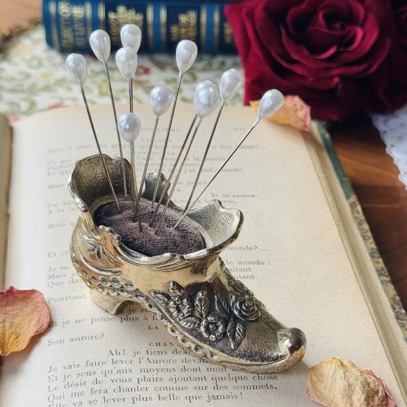 Vintage C.a. 1960-70s Elegant Solid Metal Rose Embellished Shoe Pin Cushion (MT2227)