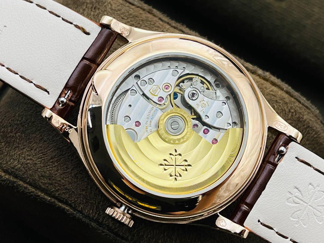 市场最高版本 百达.翡丽复杂功能计时5205G腕表！ 1⃣️历经两年不断对机芯进行改造与调试，一贯追求以原装工艺为目标！ 2⃣️直径38.5MM！ 3⃣️功能同原装一致，月相/星期/月份/日历！ 4⃣️字面为高难度双色渗透，非普通厂工艺！ 5⃣️蓝宝石玻璃镜面，表面镀多一层通透！ 6⃣️（技术突破)采用海鸥机芯改进为一体Cal.324S机芯！ 大小夹板均能做到完美倒角效果，并做镀铑加工。 7⃣️夹板采用瑞士进口宝石轴承点缀，色泽纯良，鲜艳自然。