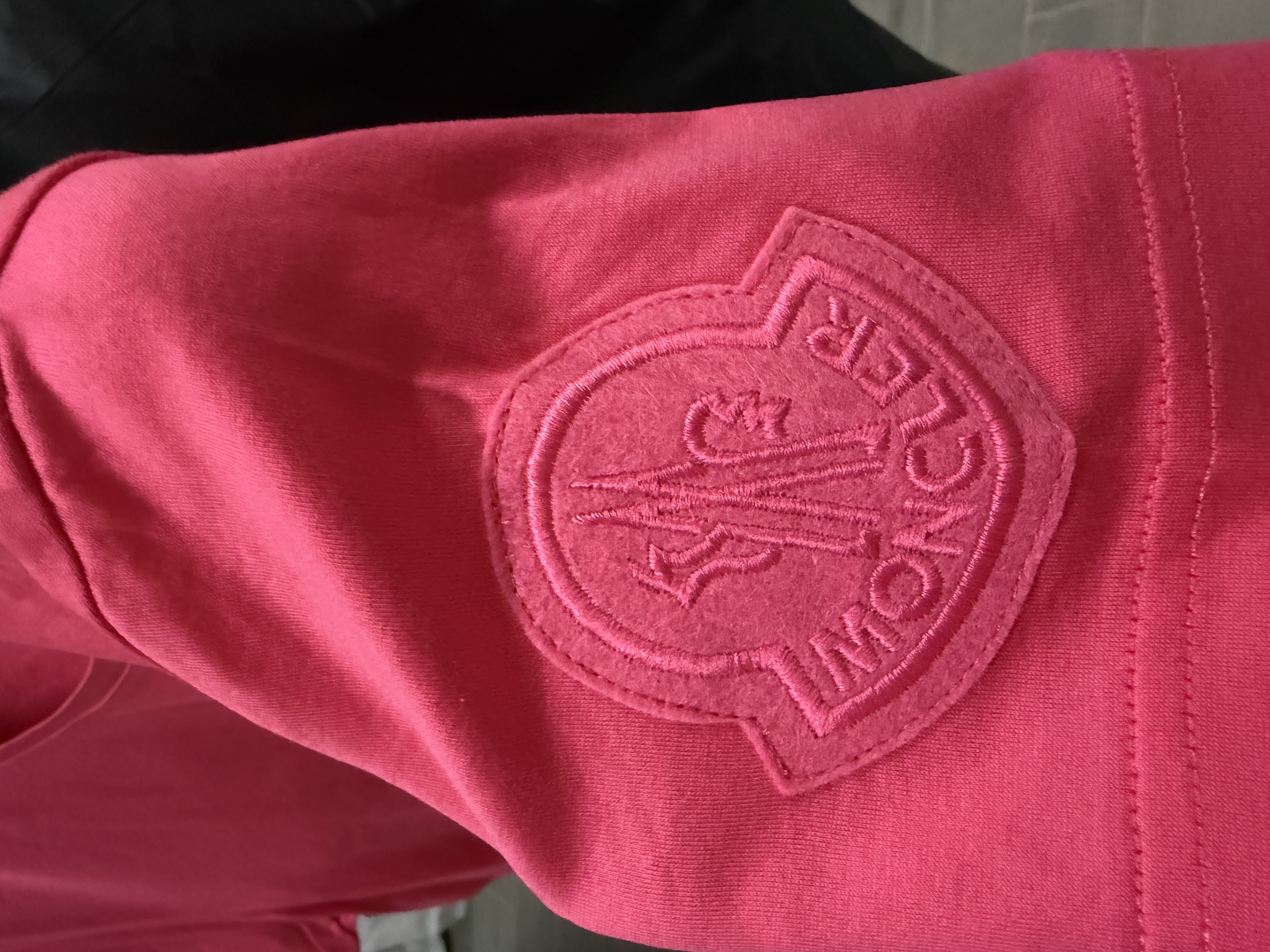 Moncler 桃紅色大logo tee 