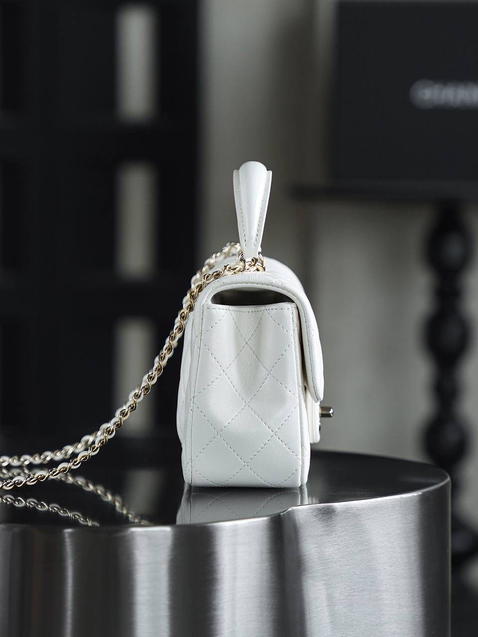 CF Mini手提包鑒定版 👜 一包一碼 支持全球鑒定查驗身份證原廠專G GR原廠皮料過關清單資料可査詢 經典的翻蓋加上獨特的提手，既保留了CF經典韻味，又增添了一份俏皮！ 而且單肩、斜挎、手提三種背法隨意切換，它都能輕鬆成為焦點！ 五金：全銅淺金扣 皮料：GR原廠小羊皮 尺寸：12*20*6cm