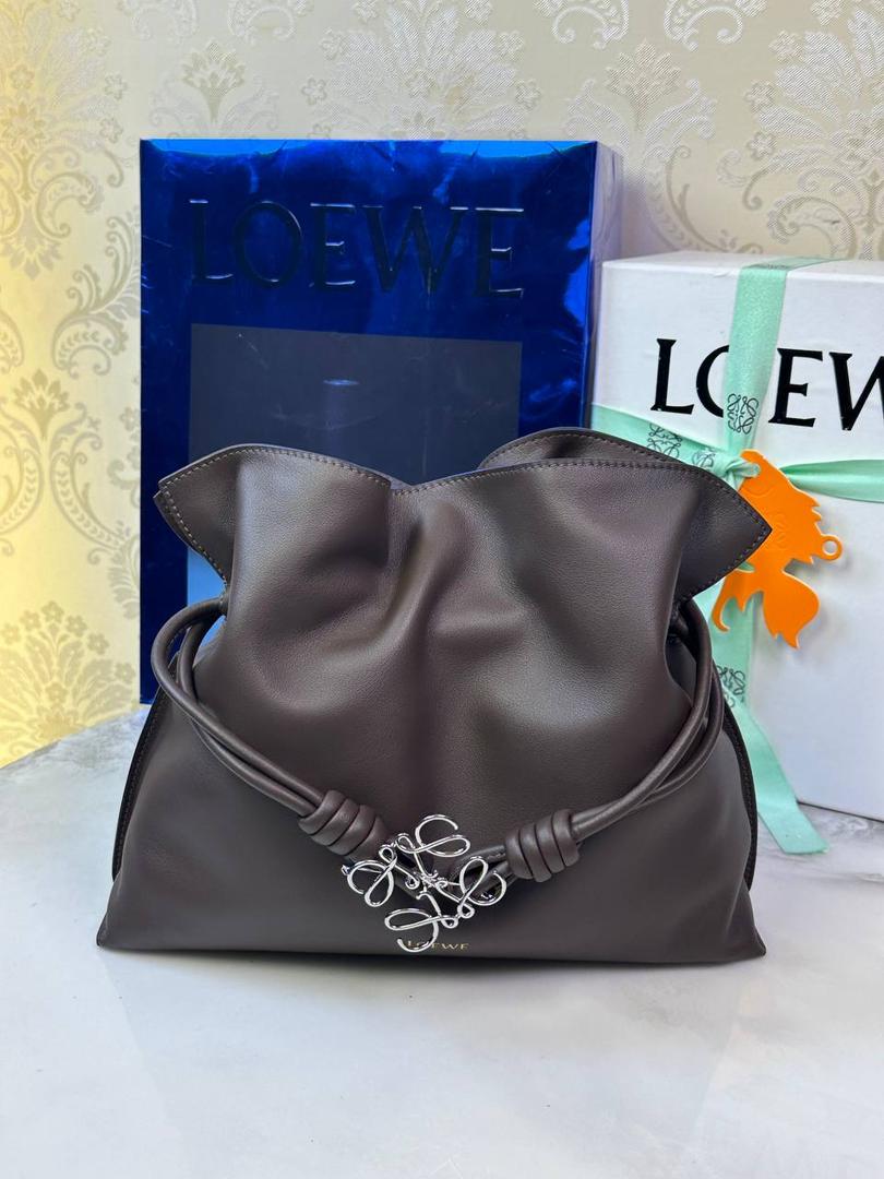 全新升级—中号𝙁𝙡𝙖𝙢𝙚𝙣𝙘𝙤出货啦✅ ❤️升级版福袋正面新增品牌烫金𝙇𝙤𝙜𝙤代替压印𝙇𝙤𝙜𝙤，肩带加宽同时增加两侧狗扣五金代替原本皮穿扣肩带，精致又便捷🥰 ❤️独家定制皮料五金，小牛皮皮质手感十分柔软且耐用，肩带🉑拆卸🉑调节，多种背法任你选择，容量超大，日常出行必备😍 ❤️独家品控，完全对版细节，全套礼盒🎁包装给你满满的仪式感🥰 中号尺寸：𝟑𝟎-𝟏𝟎.𝟓-𝟐𝟒.𝟓𝐜𝐦 款号：052028咖啡色